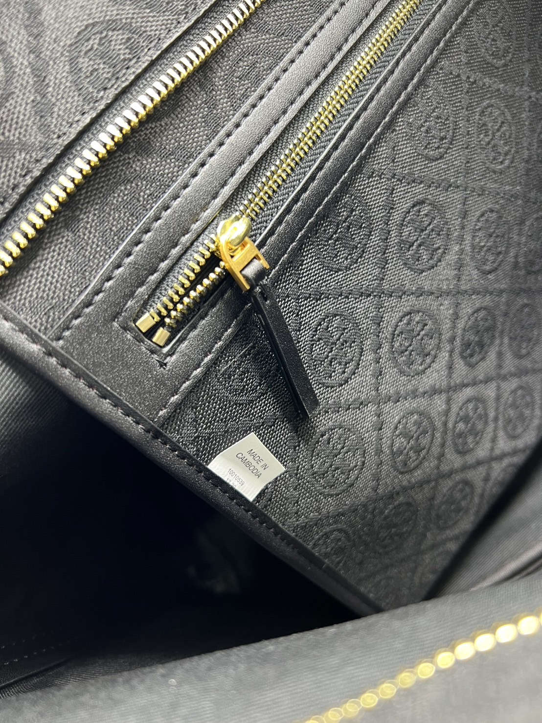 ORI หนังแท้ | Tory Burch T Monogram zip tote bag กระเป๋าทรงโท้ทใบใหญ่ทรงกว้างพร้อมใบเล็กเข้าเซ็ท งานผ้าแจ็คการ์ดตัดขอบหนัง เดอะเบสท์ เซลเลอร์!!