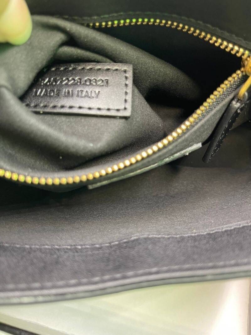 3สี VIP GIFT 】หนังแท้ Saint Laurent Le 5 à 7 Leather Hobo Bag รุ่นยอดนิยม รุ่นหายาก รุ่นที่สาวๆตามหา ใบนี้เลย!! สวยหรู กระเป๋าสะพายไหล่ ดีไซน์อยู่ทรง คลาสสิคแฝงความหรูด้วยโลโก้สีทองอร่ามโดดเด่น วัสดุหนังเรียบ สาวๆที่รออยู่ต้องรีบจัด รีบมีเป็นของตัวเองกันน