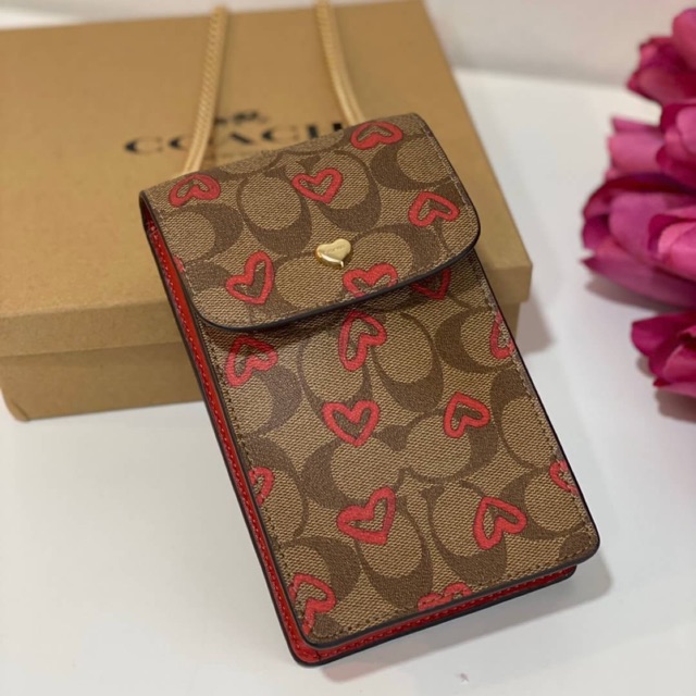 COACH PHONE CASE CROSSBODY BAG ((73486//76988//76357//39955//91046)) COACH NORTH/SOUTH CROSSBODY IN SIGNATURE CANVAS กระเป๋าใส่โทรศัพท์รุ่นนี้ มีความโดดเด่นทั้งดีไซน์และคุณสมบัติในการใช้งาน ด้วยลวดลายที่มีซิกเนเจอร์เป็นเอกลักษณ์แล้ว ด้านหลังยังมีช่องใส่กา