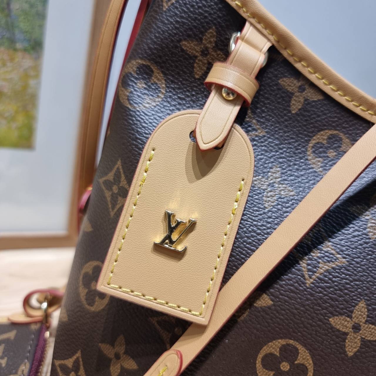 LV CARRYALL MINI BAG รุ่นลิมิเต็ดที่สาวๆตามหา มาในไซส์มินิ ขนาดโคตรน่ารักน่าใช้! กระเป๋าสะพายไหล่ทรงสวย ดีไซน์เรียบง่ายคลาสสิค หรู ดูผู้ดี รูปทรงใช้งานง่าย มาพร้อมใบลูก