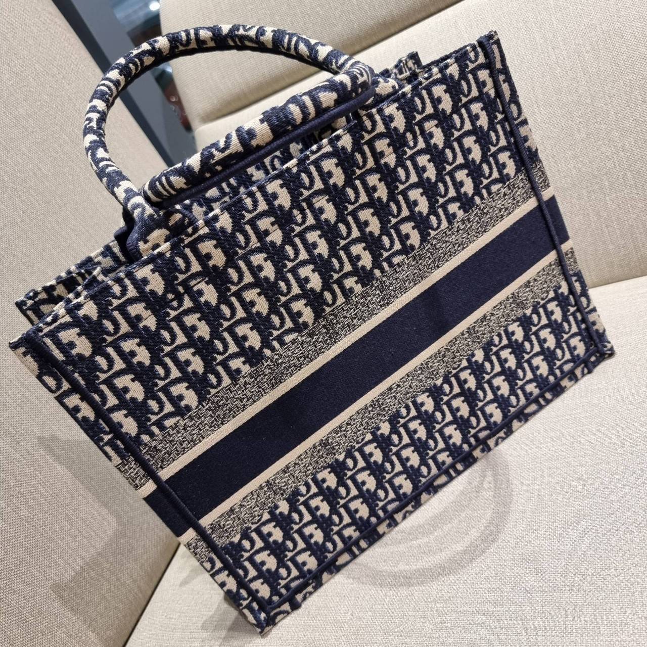 VIP 】HOT ARRIVAL!! DIOR CD SHOPPING BAG WITH GWP กระเป๋าทรงช้อปปิ้งใบใหญ่ จุใจ!! พรีเมี่ยมกิ๊ฟรุ่นดับเบิ้ลฮอต ดีไซน์คลาสสิควินเทจ สวยหรู วัสดุผ้าแคนวาสลายกราฟฟิค ภายในโล่งกว้างมากๆ ใส่ของจุสุดๆ โน้ตบุ้ค ไอแพด กระเป๋าสตางค์ มือถือ หรือเสื้อผ้ายังได้ สะพายค