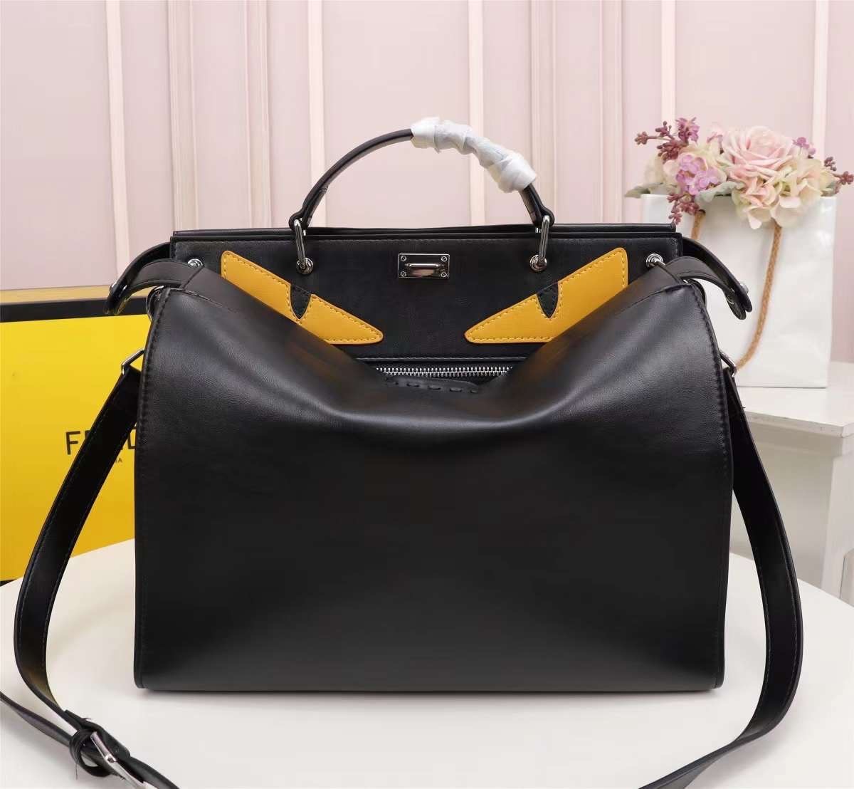 FENDI Monster Bag 36cm เกรดเทพออริจินอล กระเป๋ายอดนิยมของแบรนด์ ดีไซน์สวยเรียบหรูแฝงด้วยความเก๋ สามารถสะพายหรือถือ เหมาะสมกับวัยรุ่น สะดวกในการพกพาไม่ว่าสาว ๆ จะไปเที่ยวต่างจังหวัด ต่างประเทศหรือแม้กระทั่งทำกิจกรรมแอดเวนเจอร์ต่าง ๆ ก็ไม่ทำให้เกะกะแต่อย่าง