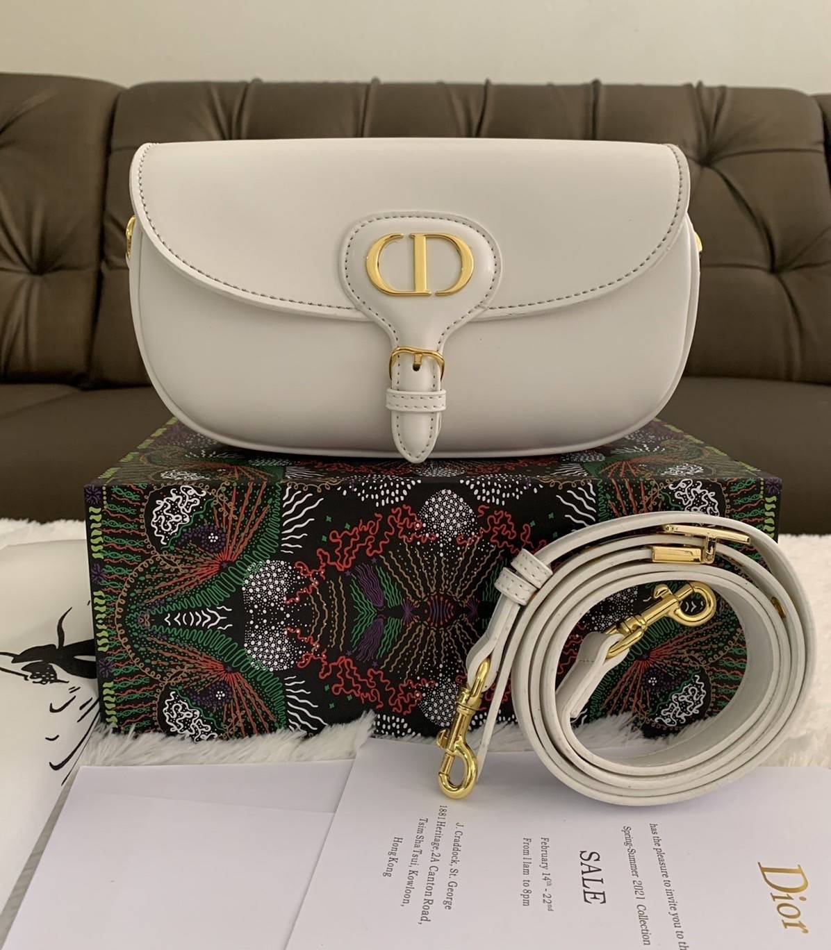DIOR BOBBY EAST-WEST BAG (GWP) พรีเมี่ยมกิ้ฟ Limited Edition กระเป๋าสะพายขนาดกระทัดรัด น่ารักมากมาย วัสดุหนังแท้ (Calfskin) อะไหล่ทอง ตกแต่งด้านหน้ากระเป๋าแบบหัวเข็มขัด ประดับโลโก้ CD ด้านหลังสกรีนตัวอักษร "30 MONTAIGNE" มีช่องสำหรับเก็บของหนึ่ง