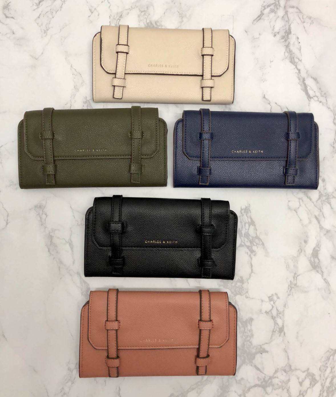 New arrival !!! CHARLES & KEITH STRAP DETAIL LONG WALLET BAG พร้อมส่งกระเป๋าสตางค์รุ่นใหม่ชนช็อป วัสดุหนังคาร์เวียสวย ดีไซน์เก๋แบบสายหนังคาดด้านหน้า เปิดปิดกระเป๋าแบบแม่เหล็ก ภายในมีช่องใส่ธนบัตร และช่องใส่บัตรถึง 10 ช่อง มีช่องซิปกลาง ด้านหลังกระเป๋ามีช่