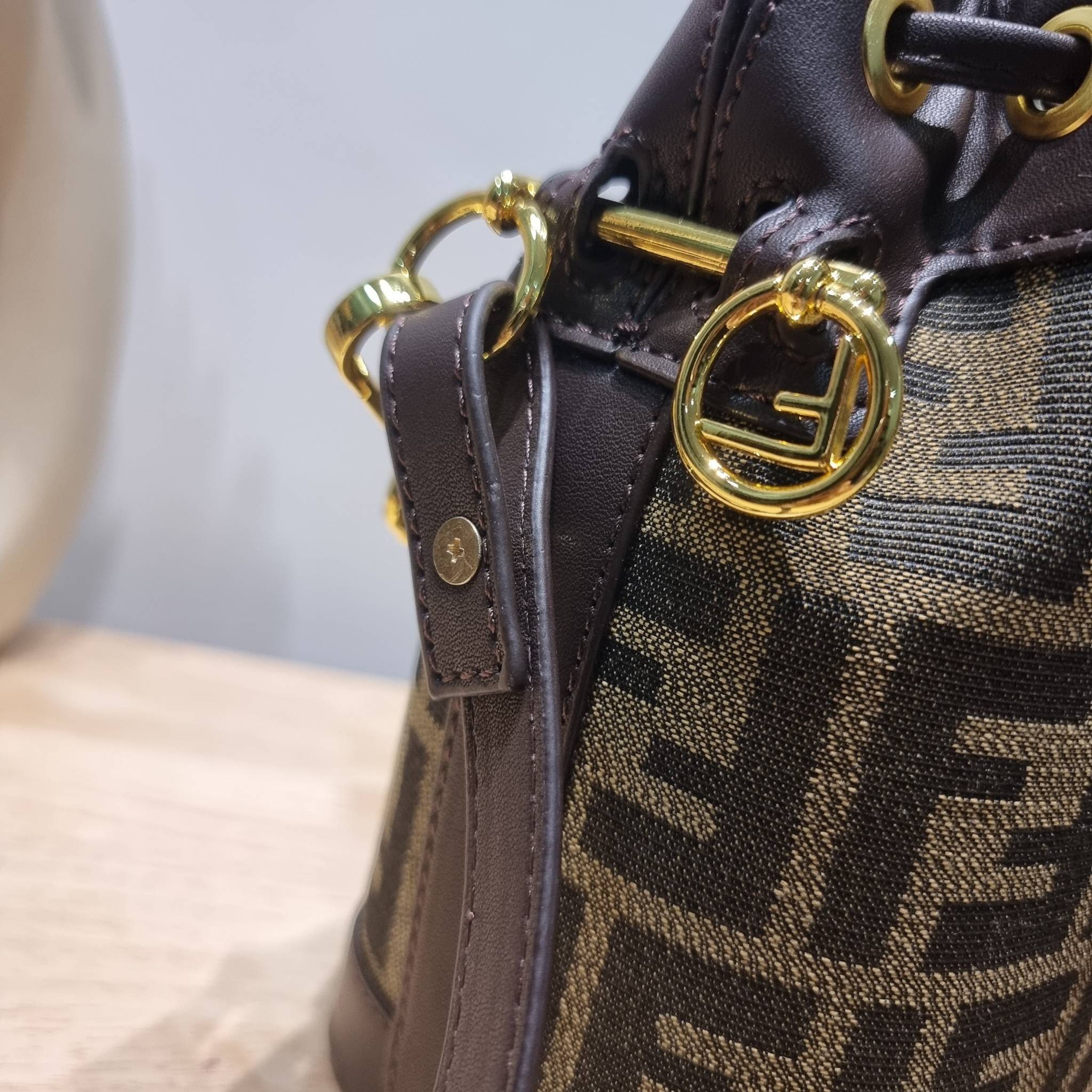 FENDI MINI BUCKET BAG / Fendi Mon Tresor Mini Brown Bag กระเป๋าสะพายทรงขนมจีบยอดฮิต ไซส์มินิ ที่น่ารักน่าใช้มาก ดีไซน์สวยอยู่ทรง วัสดุผ้าแคนวาสสลับหนังแท้ ดีเทลห่วงคล้องอะไหล่สวยหรู มาพร้อมสายสั้นคบ้องแขน และสายครอสบอดี้สำหรับสะพายข้าง สลับใช้ได้ไม่จำเจ ภ