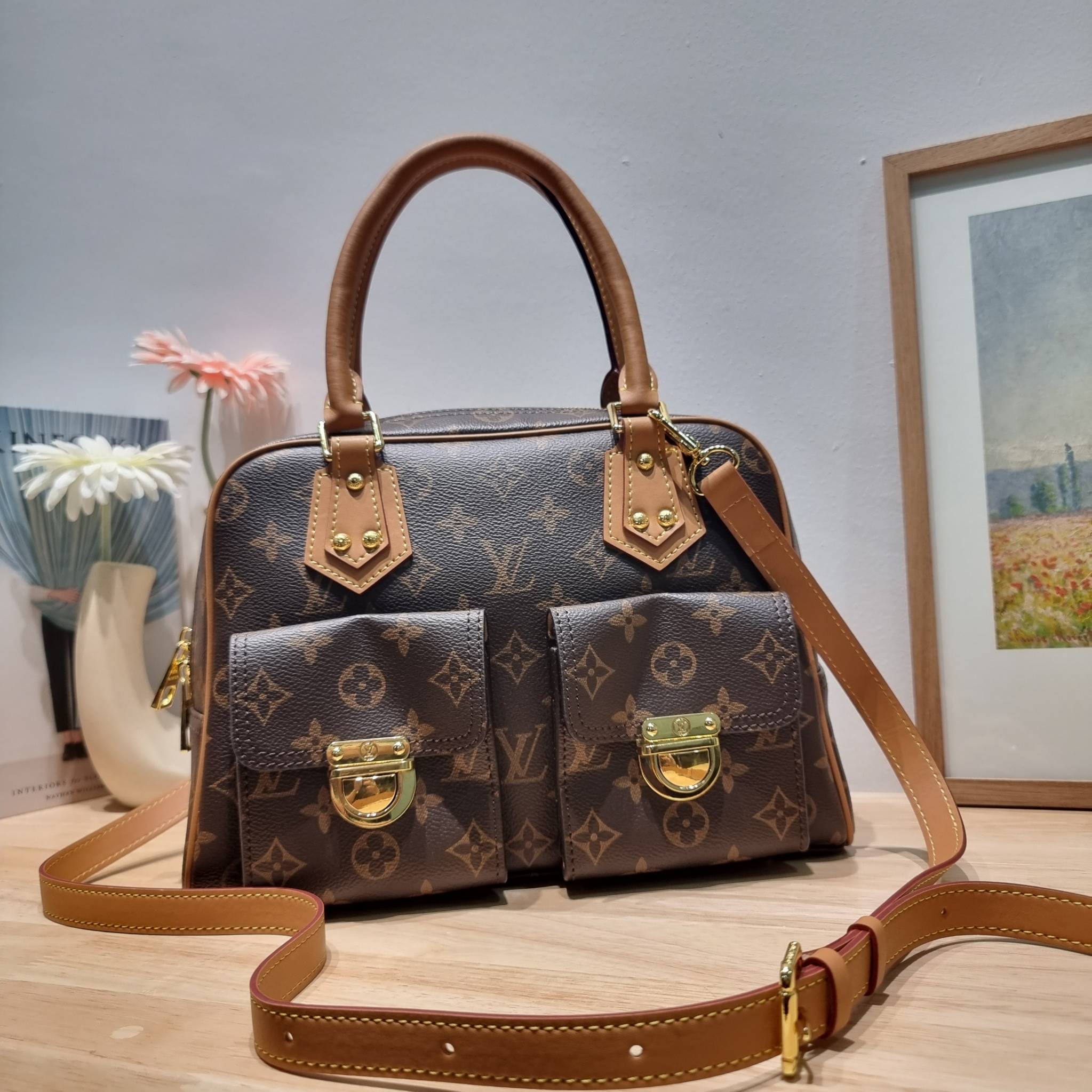 LV Manhattan Pm Monogram Handbag / LV MANHATTAN HANDBAG กระเป๋าถือทรงผู้ดี คลาสสิค สวยหรู ไซส์กำลังสวย ราคาแสนดี ดีไซน์ตกแต่งกระเป๋าเล็กด้านหน้า ใส่ของจุกจิกได้