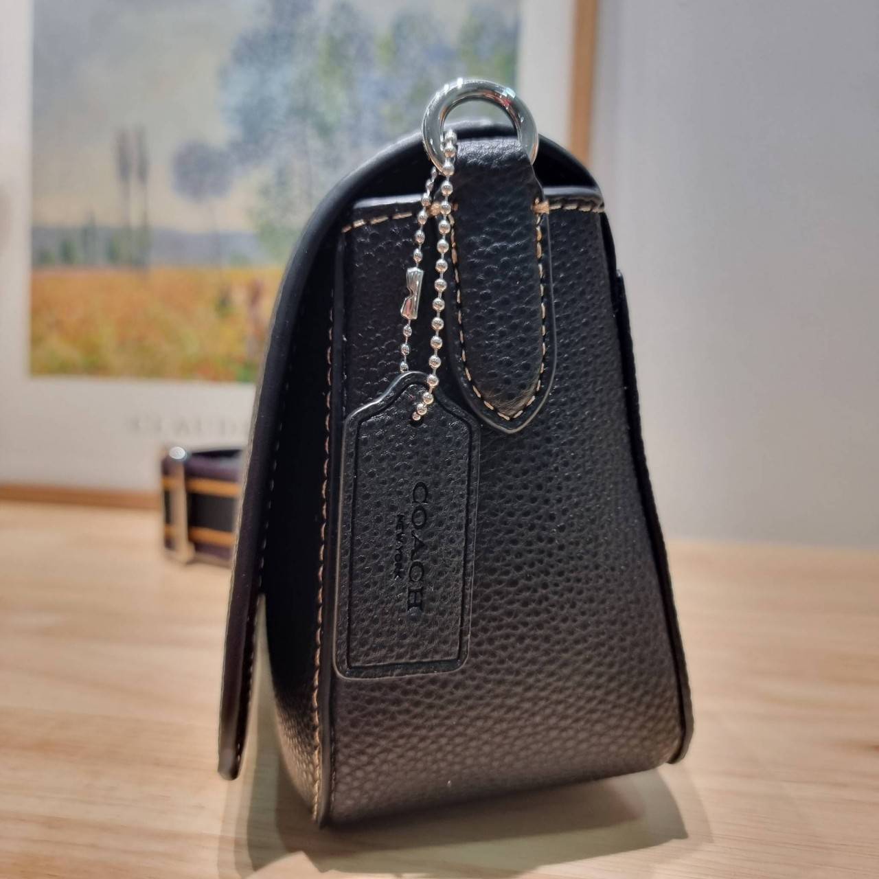 OACH LOGAN MESSENGER IN SIGNATURE CH483 CH252 กระเป๋าสะพาย รุ่นใหม่ สไตล์สปอร์ต ดีไซน์สวย ขนาดกำลังดีคล่องตัว สายสะพายเส้นใหญ่ทนทาน