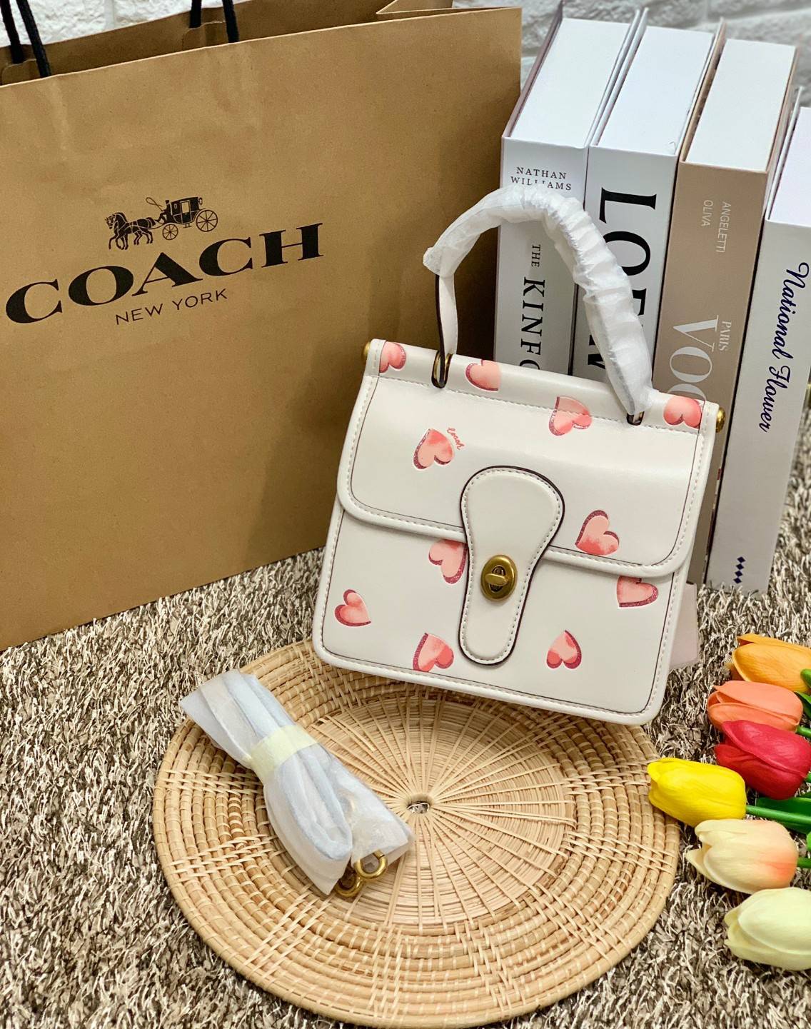 COACH LIMITED EDITION WILLIS TOP HANDLE 18 WITH HEART PRINT ((c3919)) พร้อมส่งที่ไทย ได้ไปหลงรักแน่นอนค่ะ! กระเป๋าหิ้วหรือสะพายข้าง หนังแท้นิ่มสวยงาม ❤️จุดเด่นคือตัวกระเป๋าปริ้นลายหัวใจทั้งใบ ดูหวานน่ารักมากๆค่ะ เปิดปิดกระเป๋าแบบหมุนล็อค ภายในมีช่อ
