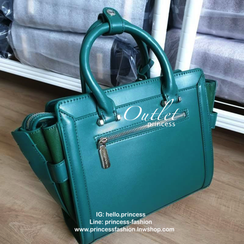 กระเป๋าถือ/สะพายข้าง ขนาดกลาง ด้านหน้าปั๊มโลโก้แบรนด์ ด้านหน้าเป็นหนังเรียบตัดกับด้านข้างเป็นหนังคาร์เวียร์ออกแบบมาให้เรียบหรู ด้านหลังมีซิป 1 ช่อง หูกระเป๋าสามารถพับลงได้ ส่วนด้านในกว้างมากค่ะ ออกแบบมาให้ใส่ของได้จุใจแบบไม่มีช่องแบ่ง มีช่องซิปด้านข้างและ