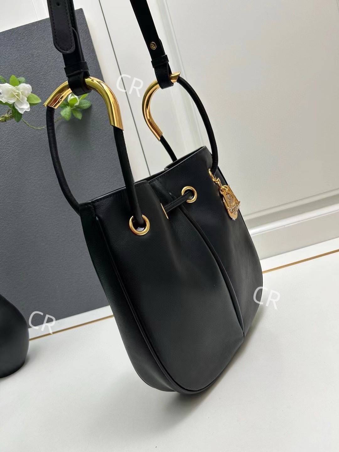 Dior Nolita Bag กระเป๋าสะพายทรงโท้ทรุ่นใหม่ สวยหรูเป็นเอกลักษณ์ตามแบบฉบับแบรนด์ มาพร้อมสายสะพายยาว ขนาดกำลังน่าใช้ ภายในโล่งกว้างจุของได้เยอะ สวยทันสมัยเหนือกาลเวลาต้องยกให้ใบนี้เลยค่ะ