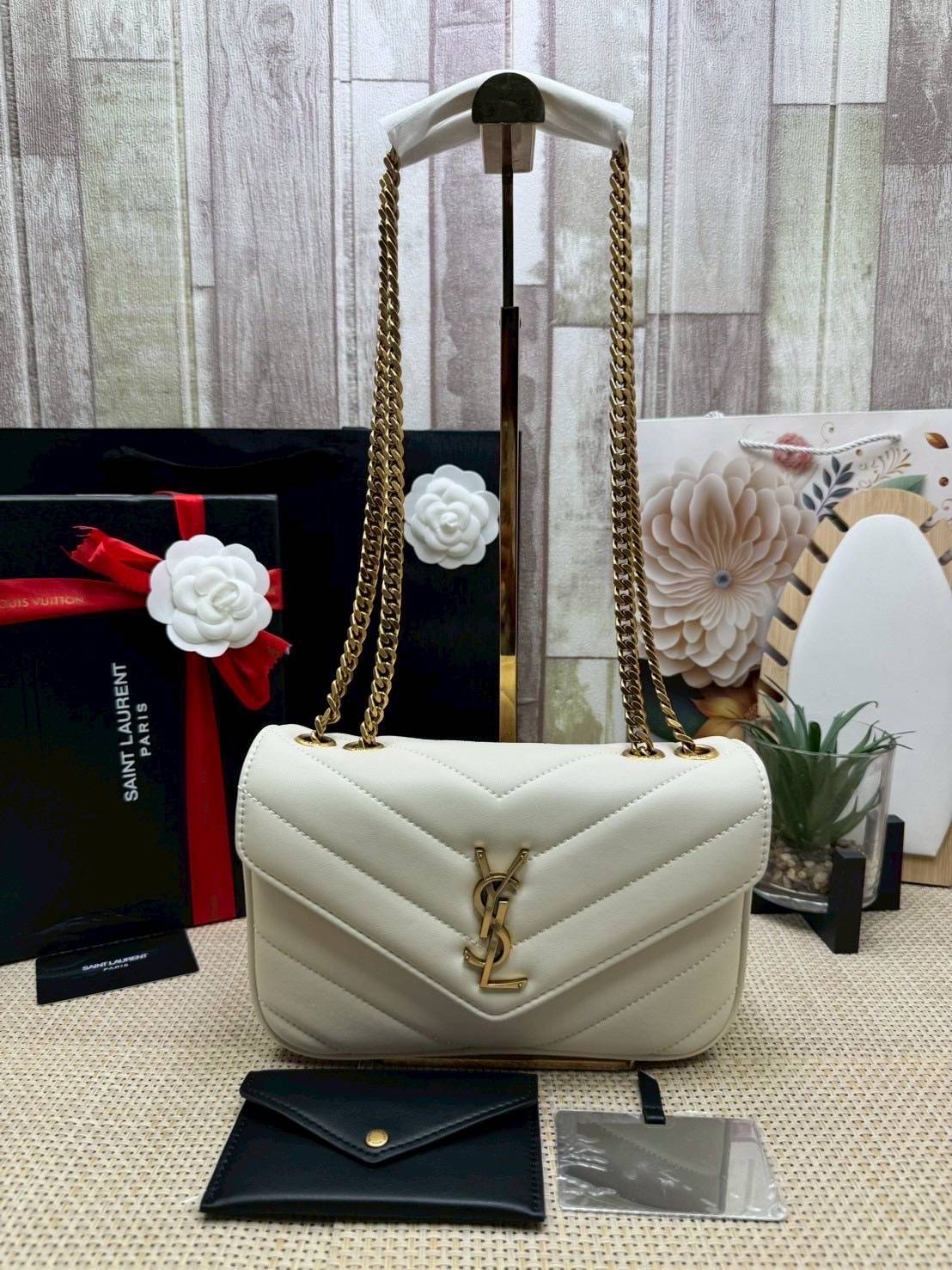 ORI หนังแท้ | YSL LOULOU small in MATELASSÉ กระเป๋าสะพายสายโซ่าีทองหรูหรา งานหนังแท้เนื้อนุ่มตะเข็บเย็บลายเชฟรอนสวยหรูโดดเด่นเป็นเอกลักษณ์ 🤍 เกรดออริจินอล หนังแท้