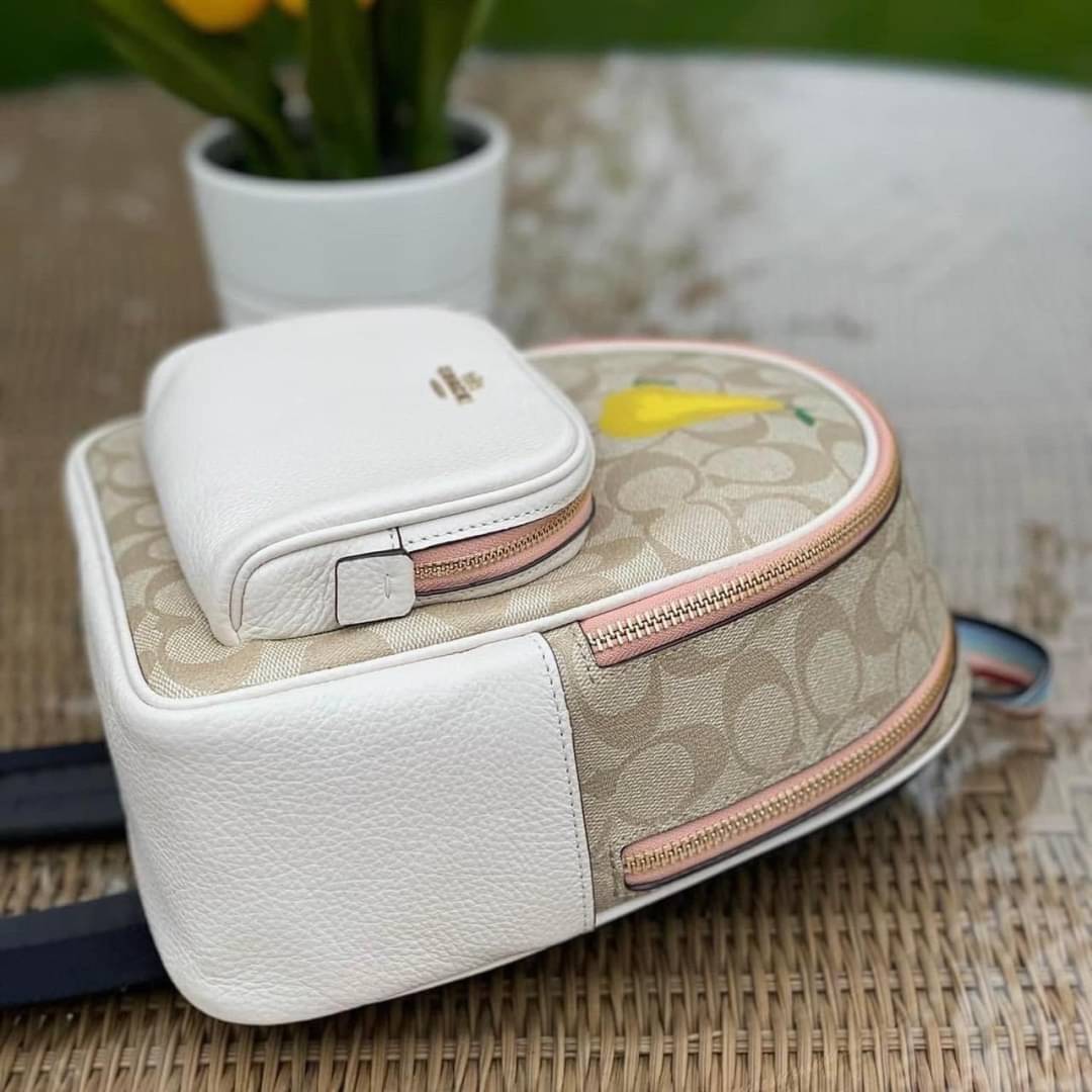 COACH Mini Court Backpack In Signature Canvas With Butterfly / With Radish C8259 C8257 🌈ต่อกันเลย สวยกันก่อน วางน้องไม่ลงเลยจริงๆค่าา😍 พร้อมส่ง! ยังไม่เข้าไทย กับกระเป๋าสะพายหลังแบบมีหูหิ้วในตัว บอกก่อนเลยว่าหนังของน้องทั้งนิ่ม ทั้งสวย อย่