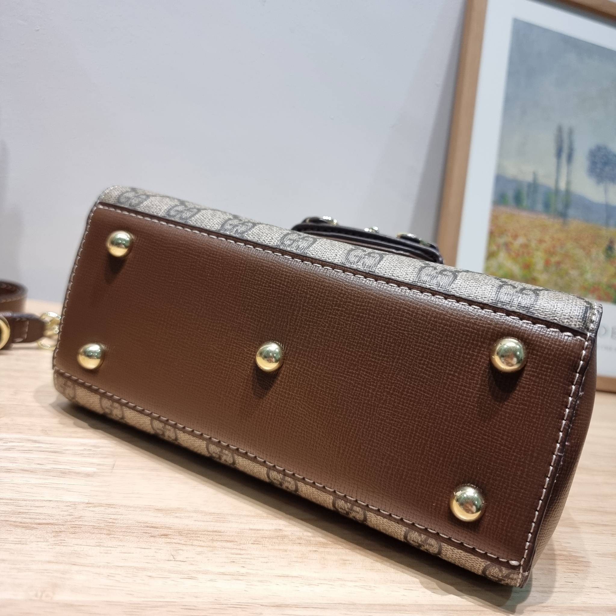 Gucci Horsebit 1955 mini bag / GG VINTAGE CROSSBODY BAG ใหม่จากพรีเมี่ยมกิ๊ฟสุดคุ้ม กระเป๋าสะพายข้าง สวยย้อนยุค ดีไซน์วินเทจแฝงความหรู วัสดุหนังแคนวาส เปิด-ปิดด้วยกระดุมแม่เหล็ก ภายในโล่งกว้าง แบ่งสัดส่วนไว้อย่างดี สายสะพายมีให้ 2 ถึงแบบ สลับใช้ได้ไม่มีเบ