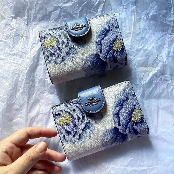 COACH MEDIUM CORNER ZIP WALLET IN SIGNATURE CANVAS WITH KAFFE FASSETT PRINT (COACH C3453)