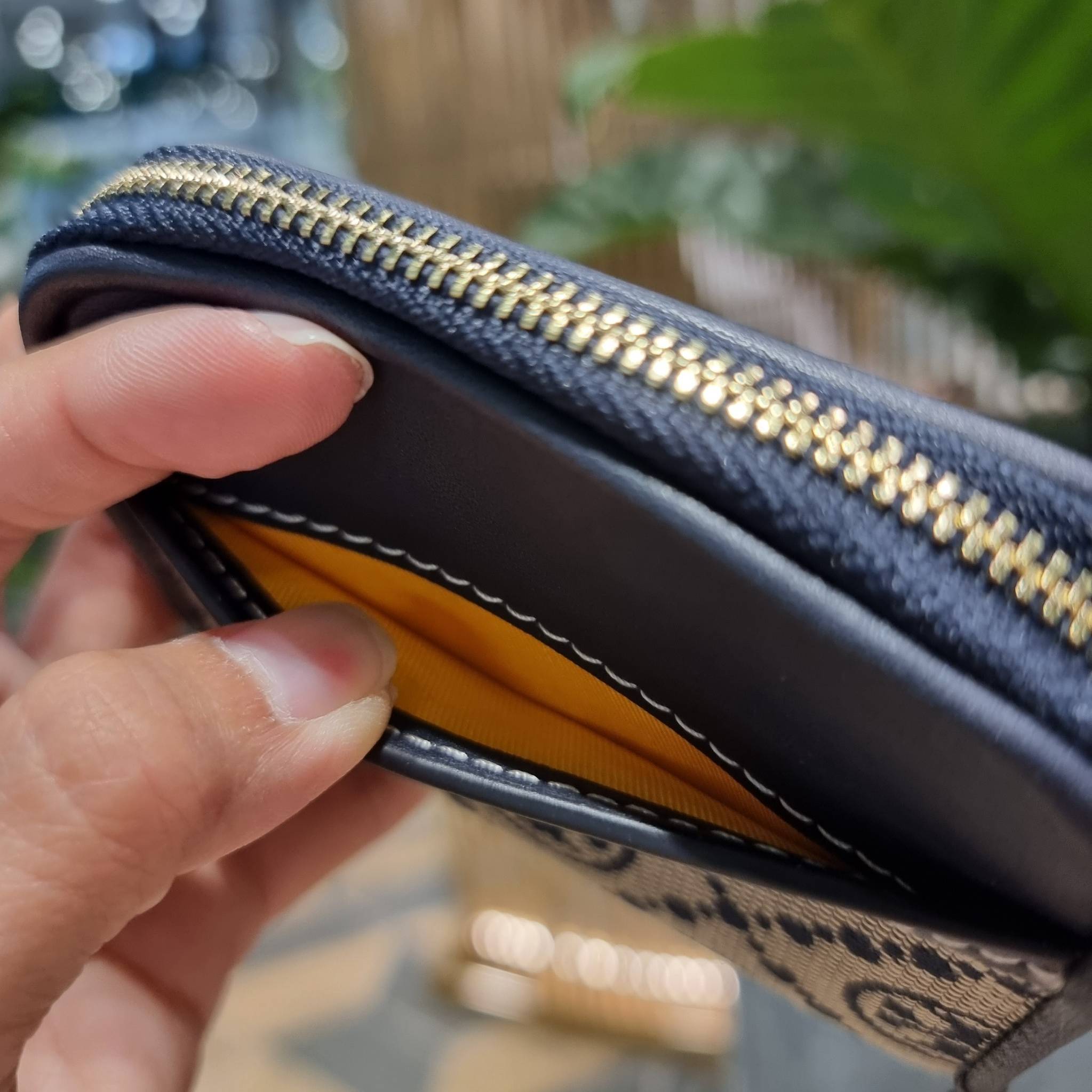 TORY BURCH T MONOGRAM ZIP COIN CASE จัดไปเลยจ้า กับกระเป๋าสตางค์รับทรัพย์ ใบสั้น สวยหรู ขนาดเหมาะมือ ถือแล้วขับผิว วัสดุผ้า jacquard ตัดสลับหนังแท้ รูดเปิด-ปิดด้วยซิป ภายในมีช่องใส่บัตร ใบนี้ใส่เหรียญ ใส่ธนบัตรได้ (พับ) พกพาได้สะดวก ไม่กินพื้นที่กระเป๋าใบ