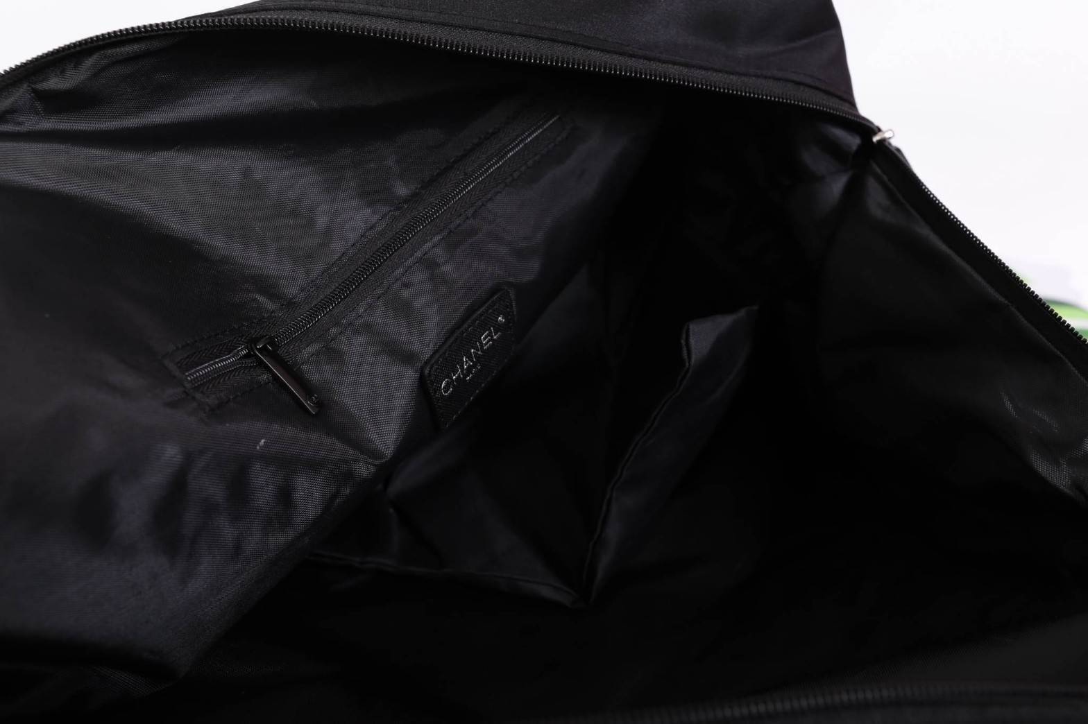 Chanel Authentic VIP Gift Bag Duffle Gym Travel สินค้าเป็นของแท้ รุ่นใหม่ จากเค้าเตอร์เครื่องสำอาง/น้ำหอมของแบรนด์- Chanel vip gift bag ของแท้ 100% ใช้เป็นกระเป๋าเดินทาง/ไปฟิตเนส ไปยิมหรือต่างจังหวัดได้สบายเลยค่ะ หัวซิปปั้มโลโก้ ด้านในเป็นช่องกว้าง และช่อ