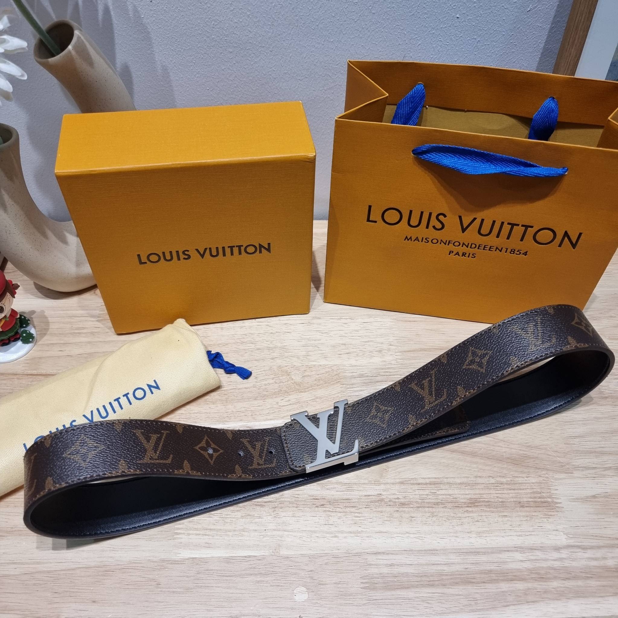 LV Belt Monogram / Silver- Gold เข็มขัดสุดคลาสสิค เรียบง่าย ผู้ดี เป็นซิกเนเจอร์ ด้วยดีไซน์ที่เป็นอมตะ หัวเข็มขัด solid steel อะไหล่ทองและอะไหล่เงินโดดเด่น