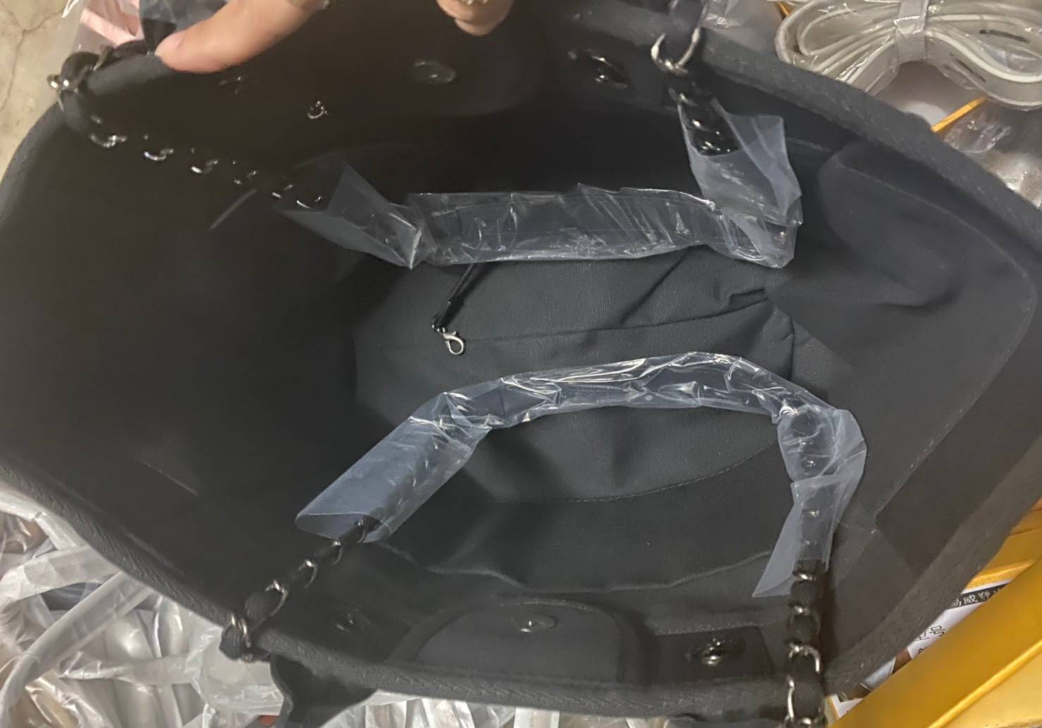 Chanel Shopping Bag VIP Gift denim canvas and leather กระเป๋าผ้าแคสวาส งานปักมุกหรูหรามาก เกินเรื่องมาก ดูแพงสุด!! งานแพงงานสวยจ้า ใบใหญ่จุใจใส่ของได้เยอะ ตามคำเรียกร้อง ถือชิคๆๆ เหมาะกับSummerสุดๆ มีใบเดียวจบ สวยหรูคุณนายสุดๆเลิศมากค่า