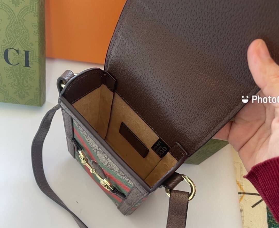 VIP 】GG CANVAS AND LEATHER CROSS-BODY PHONE BAG พร้อมส่งที่ไทย Brown canvas Brown Ophidia GG Supreme mini bag from GUCCI featuring an adjustable shoulder strap, a foldover top, a GG Supreme pattern, a Web stripe to the front and a gold-tone Double G plaqu