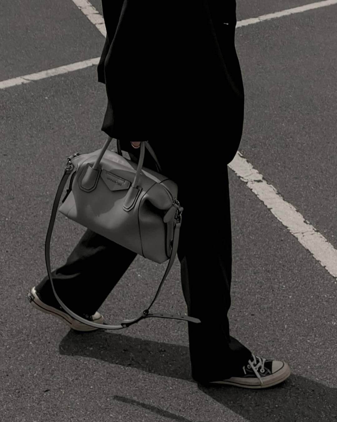 Givenchy Antigona Soft Small Leather Bag เข้ารอบใหม่ ราคาดีต่อใจ .. ไม่มีไม่ได้แล้ว! กระเป๋ารุ่น Iconic อย่าง Antigona Soft รุ่น "Classic" **มาพร้อมผ้าผูกโบว์ น่ารักมากมาย ประดับด้วยสัญลักษณ์ของแบรนด์ Givenchy ด้านหน้า **อะไหล่เงิน ไอเท็มยอดฮิตท