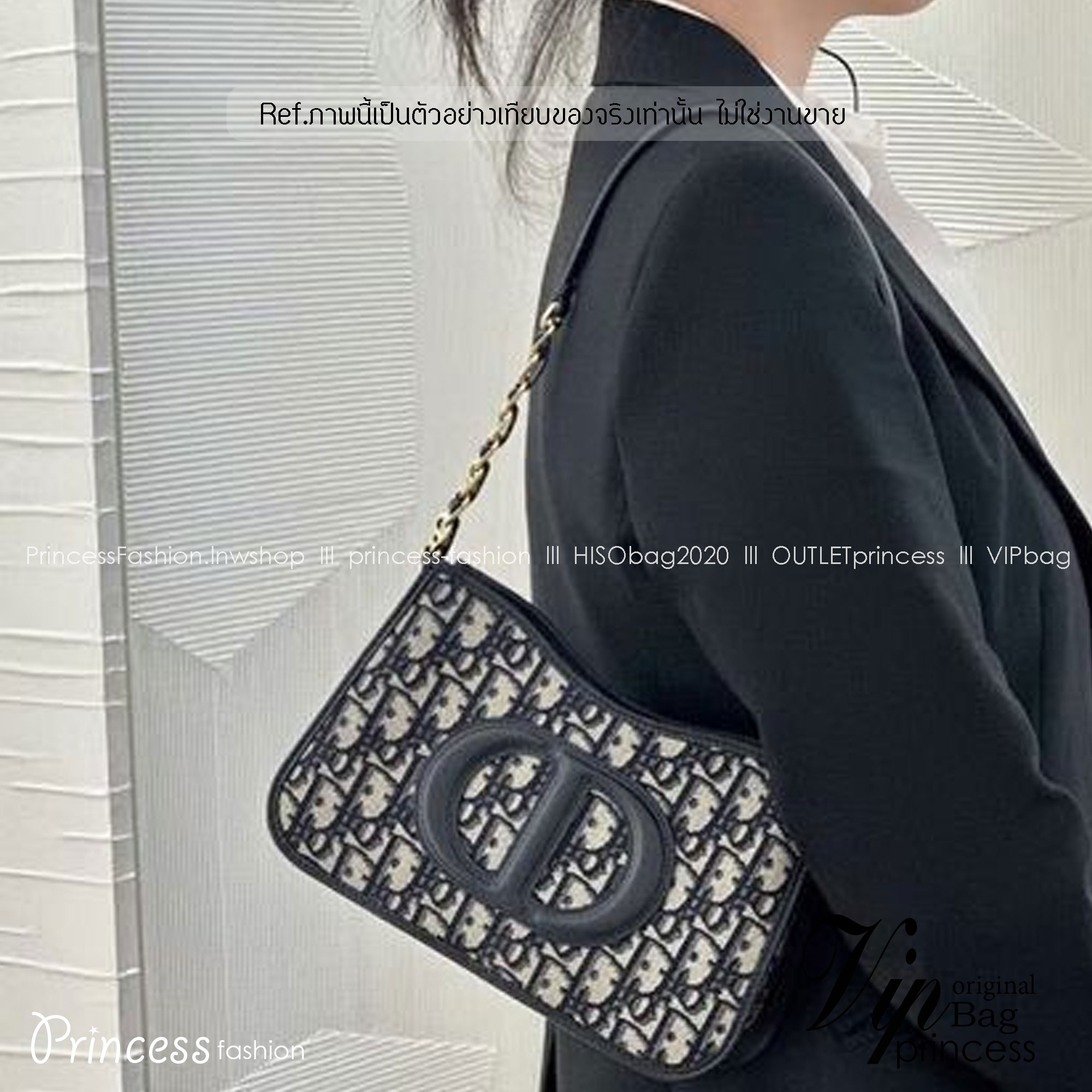 CD SIGNATURE HOBO MINI BAG กระเป๋าสะพายซิกเนเจอร์ โดดเด่นด้วยโลโก้เอกลักษณ์