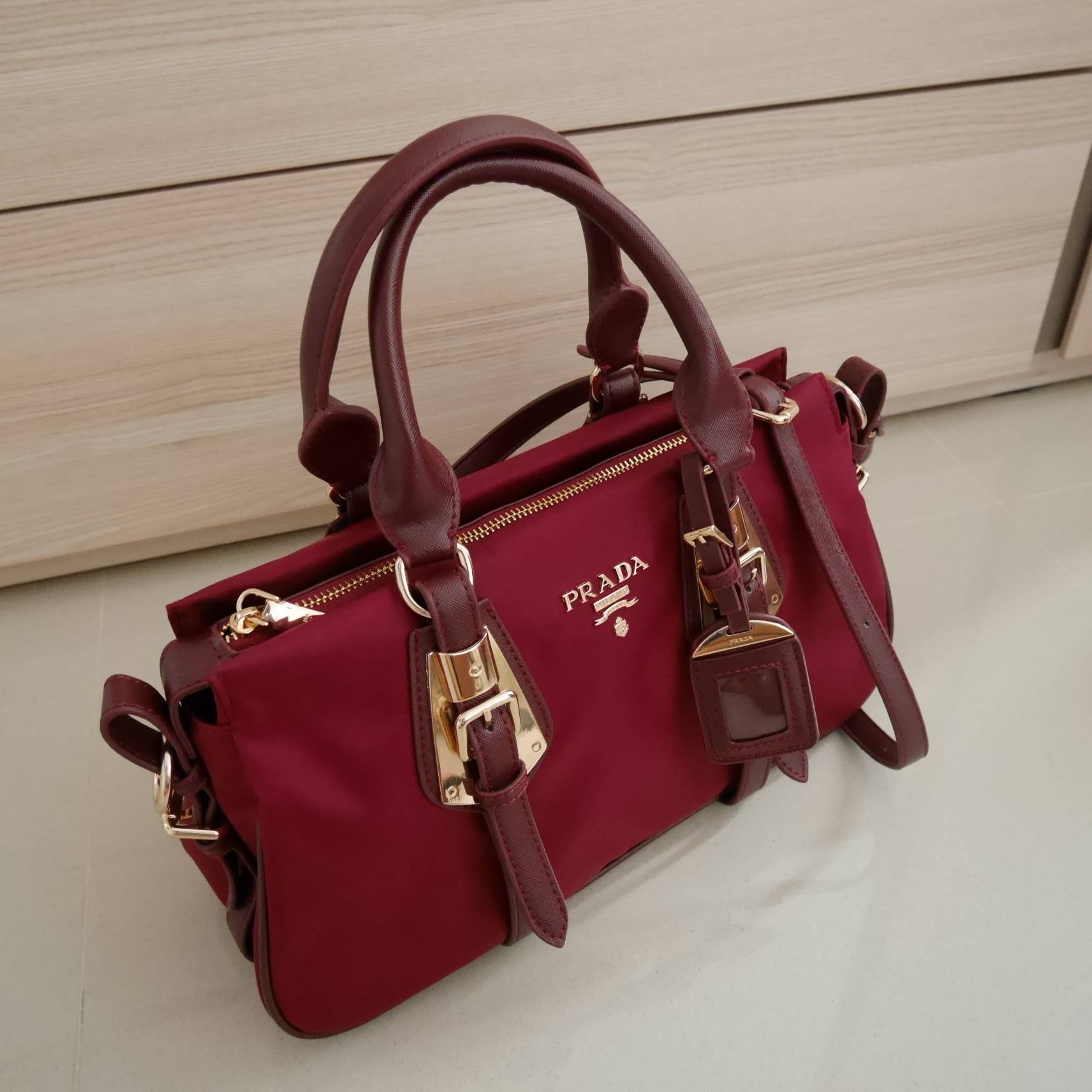 รุ่นขายดีที่สุด 💕 **ถือแล้วหรูมาก กระเป๋าสะพายทรง Handbag จากงานพรีเมี่ยมกิ้ฟ แบรนด์ PRADA ของแท้100% เป็นกระเป๋าผ้า Nylon สลับหนัง PU จุของได้เยอะ สะพายไหล่ได้ เปิดปิดด้วยซิป ถือก็สวยๆ มีสายยาวค่ะ ใช้แล้วสวยมากๆคุ้มเกินราคารับประกัน รีบช้อปก่อนหม