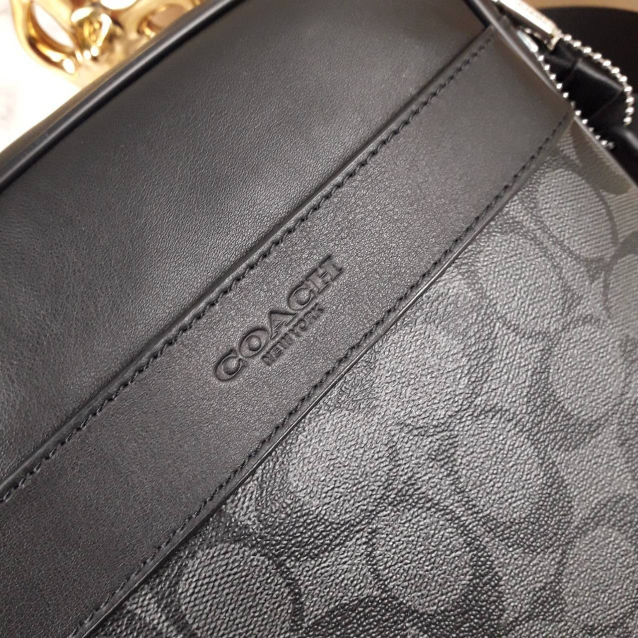 อมตะ ฆ่าไม่ตายจริงๆ กับรุ่นนี้!!😎//>>COACH CHARLES FLIGHT BAG(F54788)🍁สะพายข้าง ทรงสวย เป็นอีกรุ่น ที่ฮิตตลอดกาลไปเรียบร้อยแล้ว//วัสดุหนังแคนวาส สลับหนังแท้อย่างดี // ใช้ได้ทั้งชายและหญิง Unisexสุดๆ ใช้งานง่าย ทรงกล่อง จะสะพายเที่ยว 