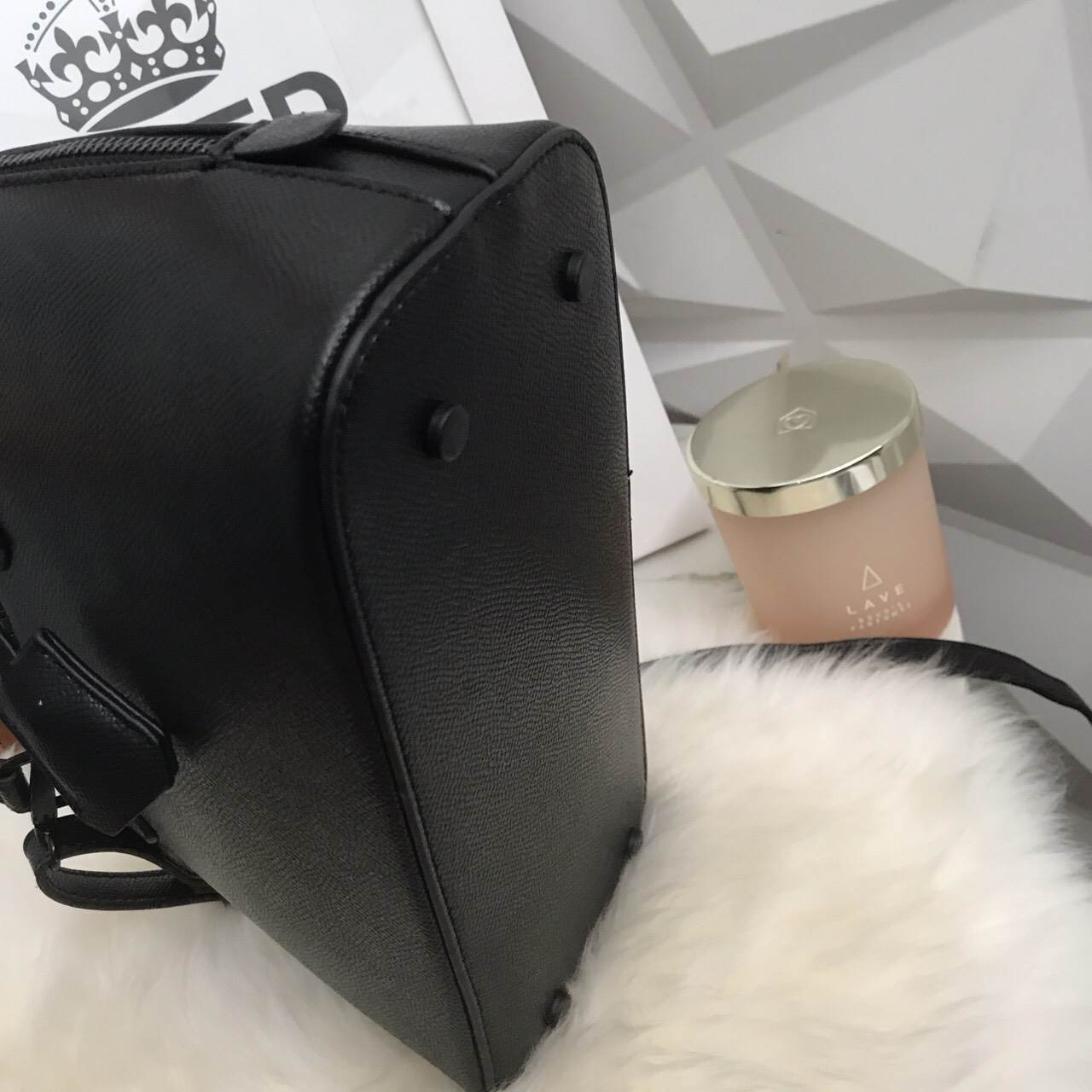 ซูมๆ ใกล้ๆ กันเลย กับ New collection KEEP ' Taylor ' ทำ size ใหม่ (9.5") อยากแนะนำมาก อยู่ระหว่าง มินิ กะ คลาสสิค ขนาด ดี๊-ดี ไม่เล็กไม่ใหญ่ไป แถม!! ดีไซน์รุ่นนี้ เป็นอะไหล่ดำ แต่งกะ look casual style ได้แมตช์ม๊ากกกก มี 3 สี Earth tone ให้เ