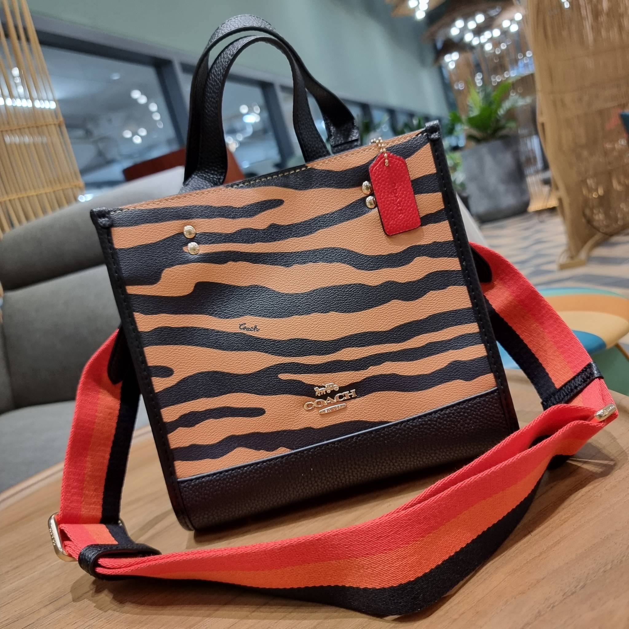 COACH C6988 DEMPSEY TOTE 22 WITH TIGER PRINT ใหม่ล่าสุดน้องเสือนำทรัพย์ 🐯🐯 คอลเลคชั่นฉลองปีเสือต้องมาจ้า กับรุ่นสวยคลาสสิค กระเป๋าทรงโท้ท ขนาดน่ารักน่าใช้มากๆ ดีไซน์พริ้นท์ลายเสือดึงดูดสายตา สวยมีสเน่ห์ที่สุด!! ฟังก์ชั่นการใช้งานสะดวก มีทั