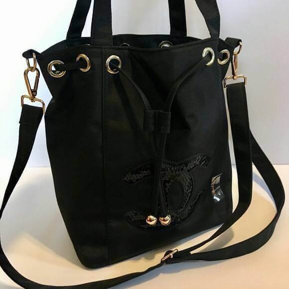 CHANEL New Black Sequins Bucket Bag กระเป๋าฟรีเมี่ยมชาแนลทรงขนมจีบหูรูด ปากกระเป๋าปิดด้วยแม่เหล็กดู ใช้แบบถือหรือสะพายข้างก็ได้ค่ะ ภายในมีช่องซิปเล็กไว้แยกเก็บของจุกจิก สายถอดออกและปรับระดับได้ค่ะ ผ้าสีดำปักเลื่อมโลโก้แบรนด์ สวยงามมากๆ ใช้ได้หลายโอกาส