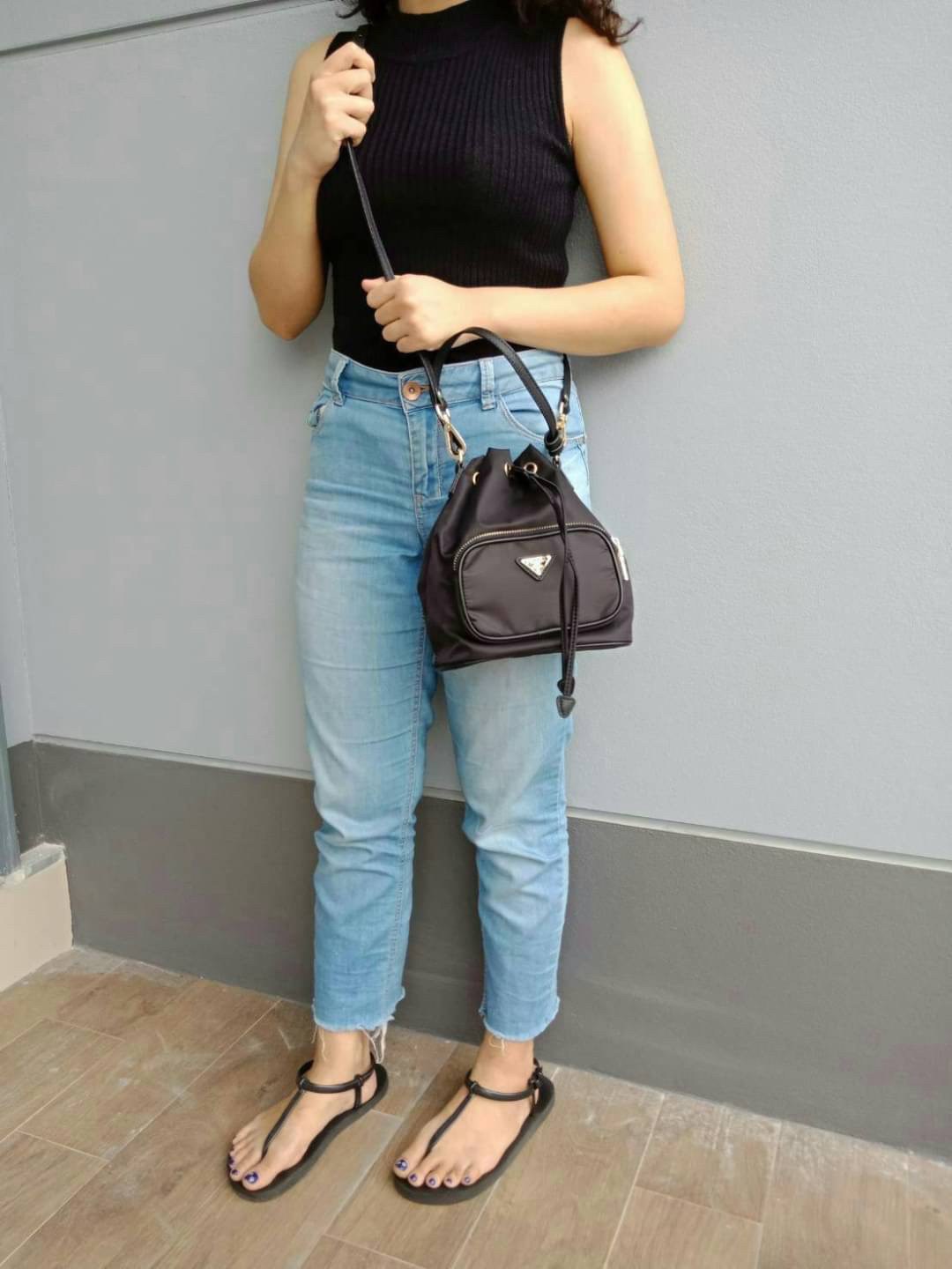 Size MINI : พร้อมส่งรุ่นขายดี!!! PRADA DRAWSTRING BAG WITH STRAP VIP GIFT WITH PURCHASE พรีเมี่ยมกิ๊ฟจากต่างประเทศรุ่น Limited วัสดุ Nylon & Polyester 100% เนื้อหนา ด้านหน้าประดับโลโก้ เปิดปิดแบบ Drawstring มาพร้อมสายสะพายให้ถึง2แบบทั้งสายสั้นและสายยาวปรั