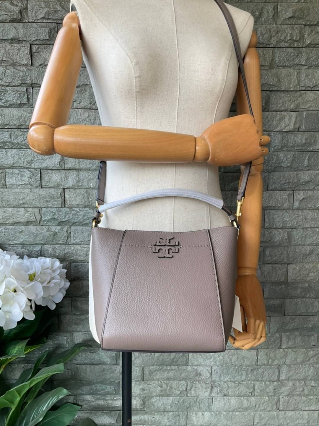 คอลเลคชั่นขายดี มากี่รอบๆ ก็หมดไวทุกรอบ!! TORY BURCH MCGRAW MINI BUCKET BAG กระเป๋าสะพาย และ ถือ คล้องแขน ทรงถัง สะพายได้ 2 ทรง ผลิตจากหนังแท้ หนังลูกวัว หนังนุ่ม หนังหอม น้ำหนักเบามากกก!! หนังลื่น นิ่มสวยมากๆ!! ด้านหน้าประดับโลโก้แบรนด์ ภายในโล่งกว้าง มี