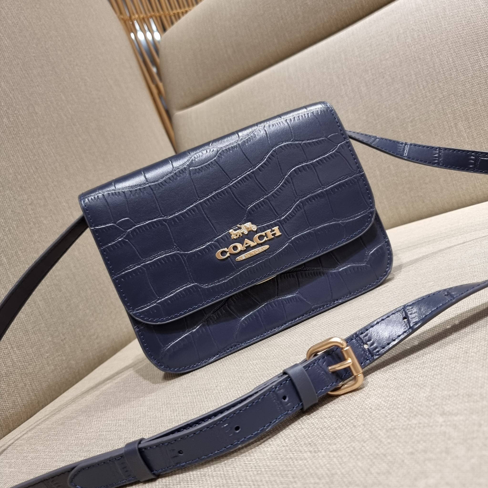 COACH C5631 BRYNN FLAP CROSSBODY แซ่บที่สุด ใหม่ที่สุด!! คอลเลคชั่นใหม่!! มองยังไงก็หลงรักละสายตาไม่ไหว กระเป๋าสะพายข้างลุคไฮน์ ที่ดีไซน์ออกมาได้ปัง และดูแพงมากๆ ด้วยดีเทลคลาสสิค รูปทรงใช้งานง่าย เรียบๆแต่มีดีเทล วัสดุหนังลายจระเข้ สวยม้าก!!! เปิด-ปิดด้วย