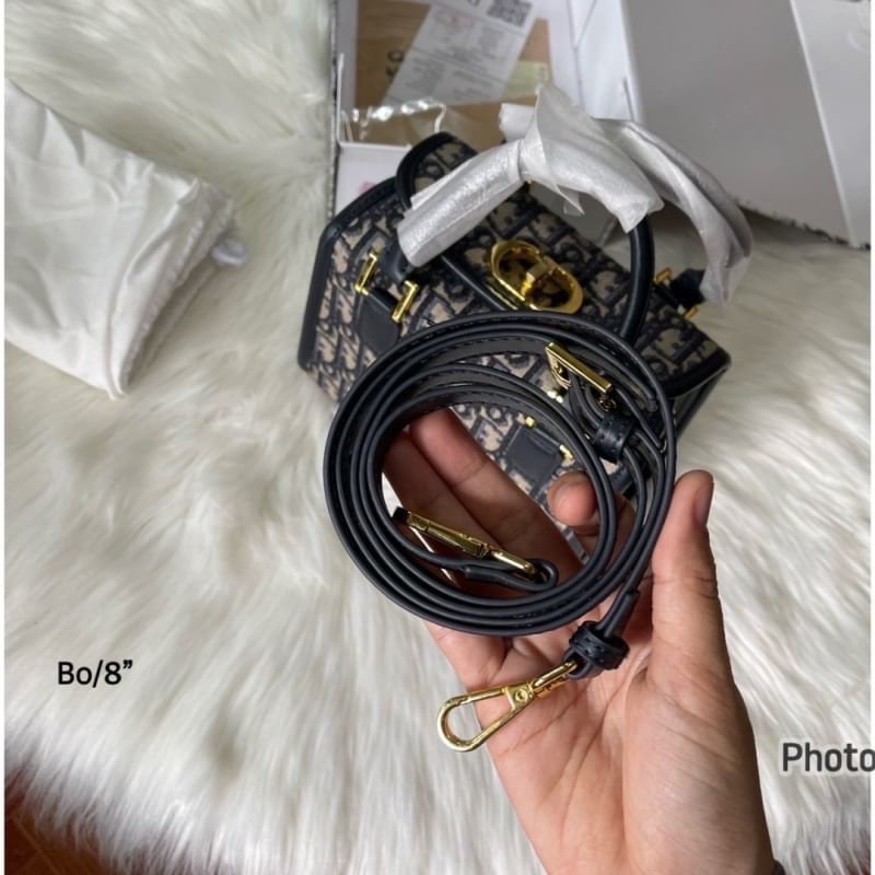 DIOR SMALL BOSTON BAG Blue Oblique Embroidery กระเป๋าสะพายทรงกล่องบอสตัน New for Winter 2023 คอลผู้ดี สวยหรู ตอบโจทย์และแมทช์ได้กับทุกลุคทุกสไตล์