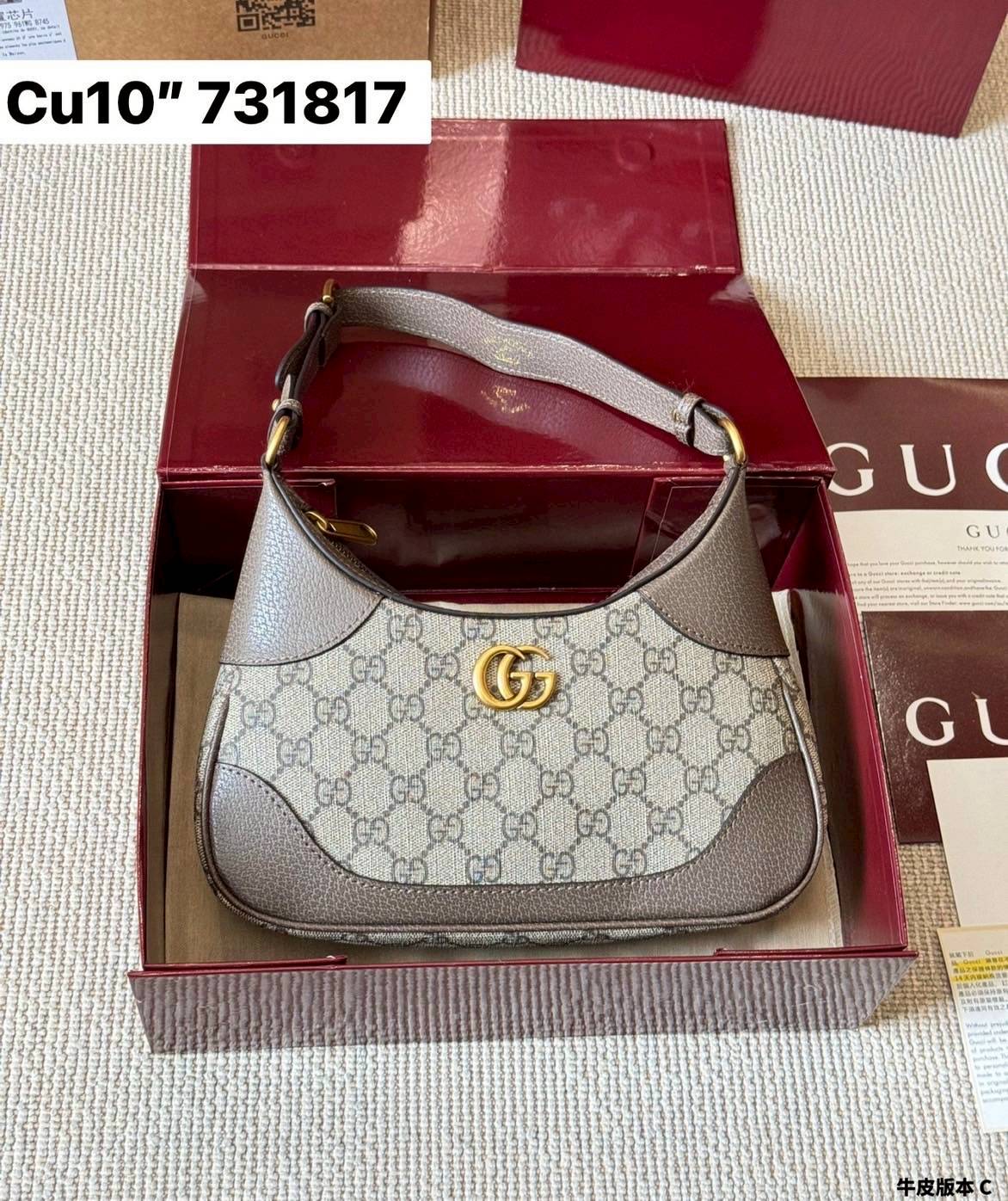 Gucci Aphrodite Small Shoulder Bag กระเป๋าทรงสะพายทรงโฮโบคลาสสิค ถือหรือคล้องไหล่เก๋ๆ ดีไซน์ย้อนยุคผสานความโมเดิร์นด้วยรูปทรงพอช ที่ใช้งานได้ทุกสไตล์ ภายในกระเป๋าเป็นช่องโล่ง