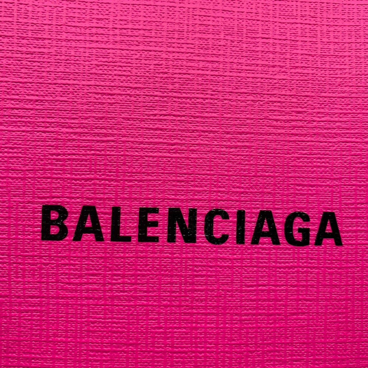 หนังแท้ BALENCIAGA Shopping Phone Pouch leather tote พกกระเป๋าช้อปปิ้งขนาดมินิ ไปทุกที่ในฤดูกาลนี้ ดีไซน์ที่ใช้ได้ทุกวันตั้งแต่หนังแบบมีเท็กซ์เจอร์ ภาพสินค้าถ่ายจากงานขายจริง ใช้งานต่างประเทศได้