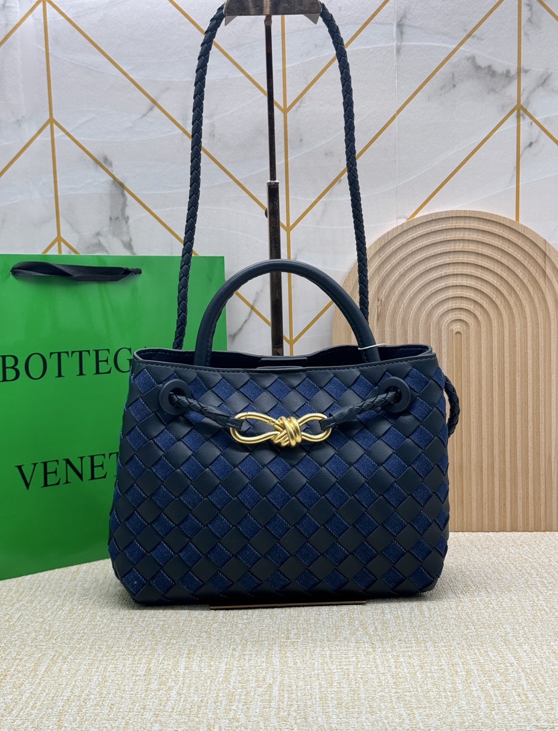 BOTTEGA Small Andiamo Denim Shoulder Bag 25cm / BOTTEGA Tote Bag กระเป๋าสะพายดีไซส์สาน วัสดุเดนิมคอตตอนรุ่นใหม่ สวยงามเป็นเอกลักษณ์ เกรดออริ 1:1 ใช้งานต่างประเทศได้