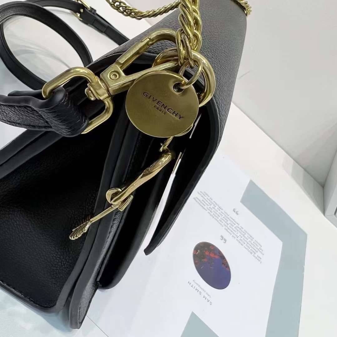 Givenchy GV3 Small Leather 25cm รุ่นยอดนิยม กระเป๋าสะพายหนัง เปิดหน้า อะไหล่ทอง งานสวยเป๊ะอะไหล่ปั้มทุกจุดสวยหรู ดูเป็นคนมีเทสดีเลยค่าา ดีไซน์คือสวยมีคลาส มีระดับสุดๆ พร้อมสายโซ่อะไหล่ทอง ละมุนตามากค่าา