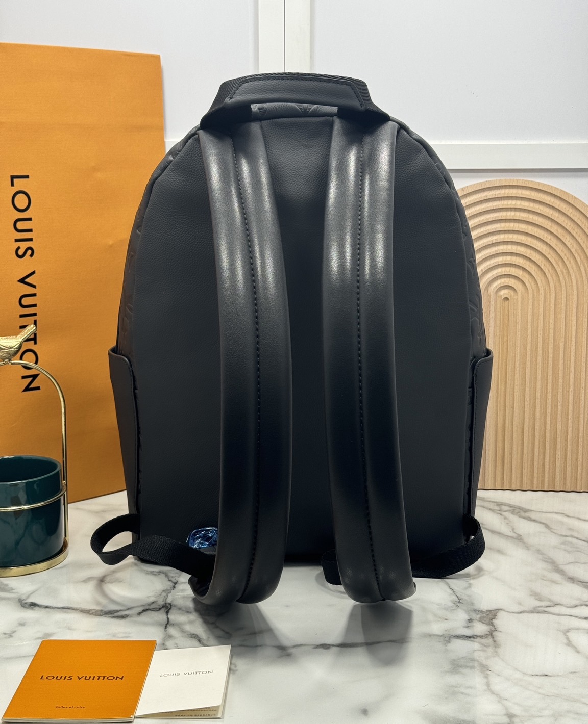 LV Discovery Backpack กระเป๋าเป้สะพายหลัง ผสมผสานความมีสไตล์ สะดวกสบาย กับฟังก์ชันการใช้งานเข้าด้วยกัน ไอเท็มออกแบบรับกับรูปร่าง ปั้มลาย Monogram Shadow เต็มใบ