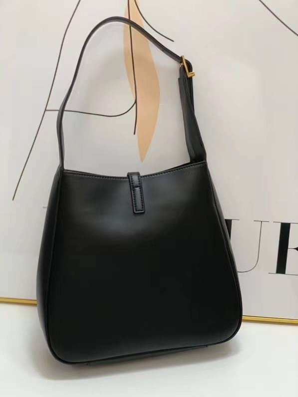 YSL Le 5 a soft hobo bag / YSL Tote 2022 มาใหม่มากก พร้อมส่งที่นี่ที่เดียวเลยค่า กระเป๋าที่สาวๆ ตามหากันหนักจริงๆ ตามรอยคุมโรเซ่ไปเลยค่าา งานเกรดออริจินอล หนังซอร์ฟสวย ภาพสินค้าถ่ายจากงานขายจริง ใช้งานต่างประเทศได้