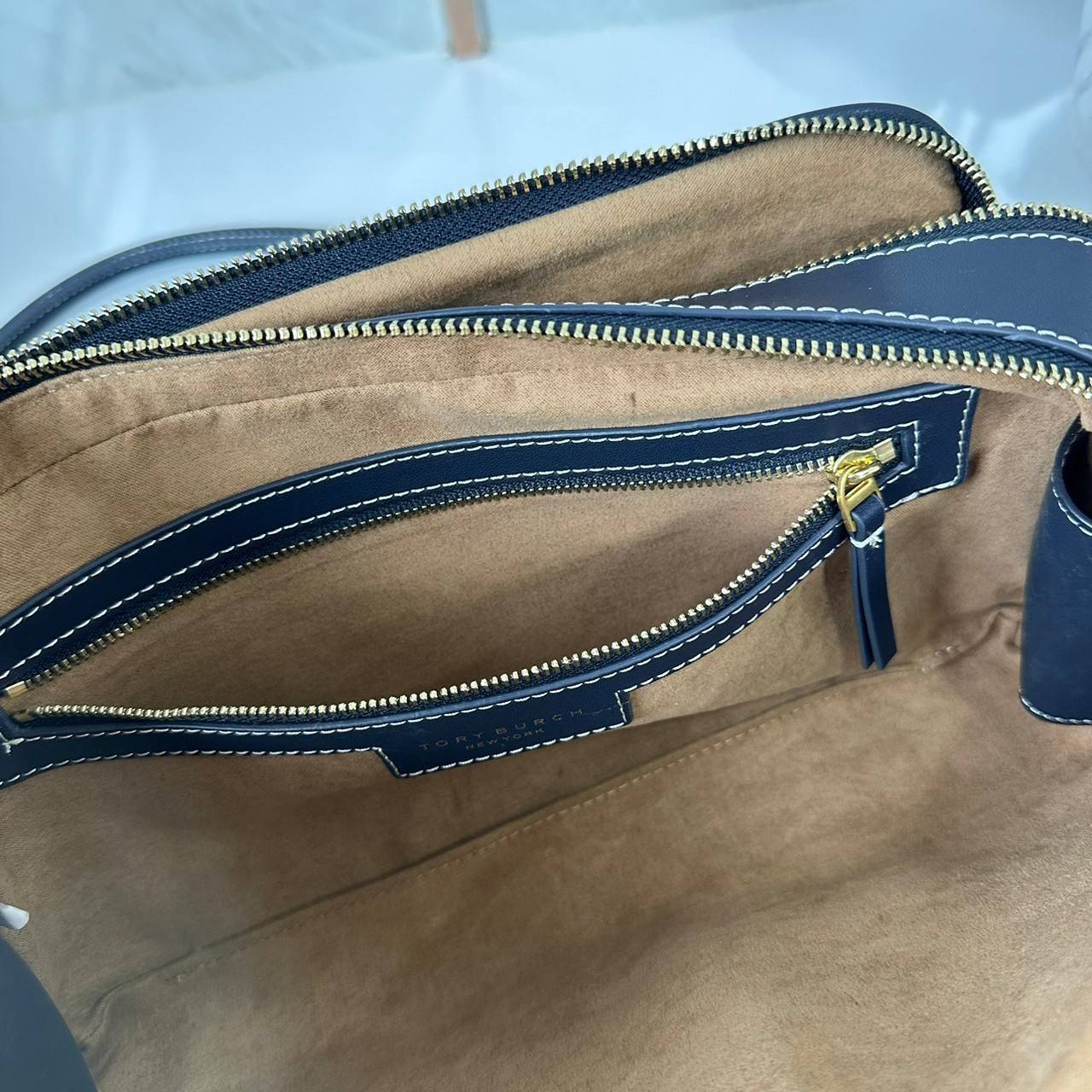 TORY BURCH Small T Monogram Marshmallow Satchel / Tory Burch tote handbag พร้อมส่ง 2 สี ใหม่ล่าสุด กระเป๋าสะพายไหล่ดีไซน์สุดทันสมัย ตัดเย็บสวยงาม ผ้า jacquard ตัดหนัง เปิด-ปิดแบบซิป มีช่องแบ่ง 2 ช่อง มีซิปลับด้านใน ใส่ของได้เยอะมากๆ ค่ะ