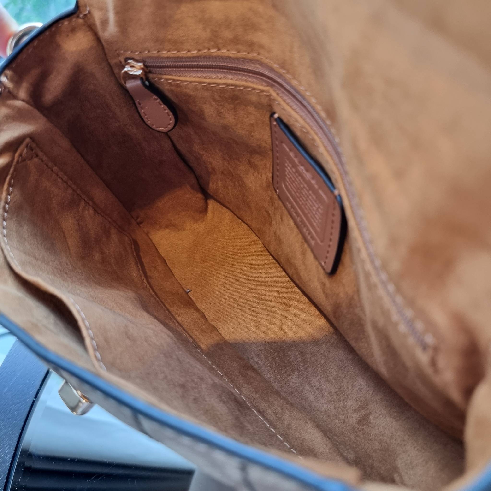 OUTLET 】COACH C5645 MARLIE TOP HANDLE SATCHEL IN SIGNATURE CANVAS WITH QUILTING ดีไซน์ใหม่ กระเป๋าถือ/สะพายข้าง ออกแบบมาไม่เหมือนใคร โดดเด่นด้วยการเย็บบุหนัง โชว์ดีเทลลายเส้น ตกแต่งโลโก้ด้านข้างอะไหล่ทอง วัสดุหนังแคนวาสสลับหนังแท้ เปิด-ปิดด้วยตัวล็อคแน่นห