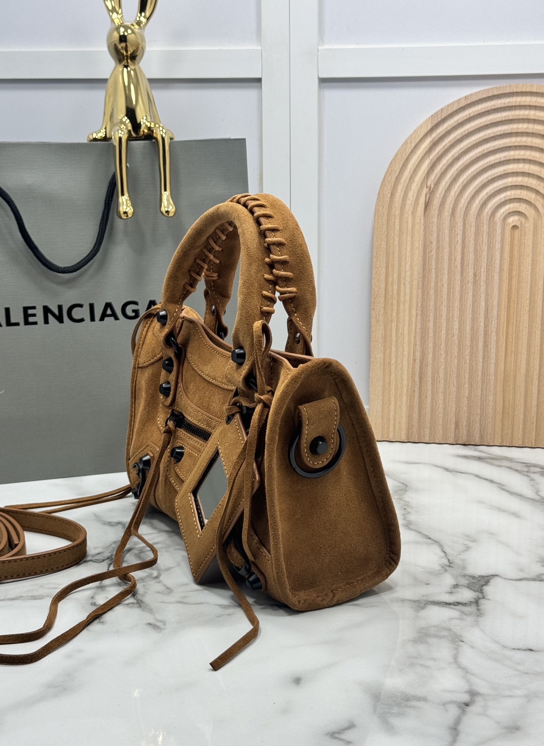 ORI หนังแท้ | Balenciaga Le City suede bag กระเป๋าถือ/สะพายข้างดีไซน์โดดเด่นสวยเท่ล้ำสมัย ใหม่ล่าสุดงานหนังกลับที่สุดแห่งความไอคอนิกไม่เหมือนใคร มีกิมมิคและลูกเล่นแพรวพราว