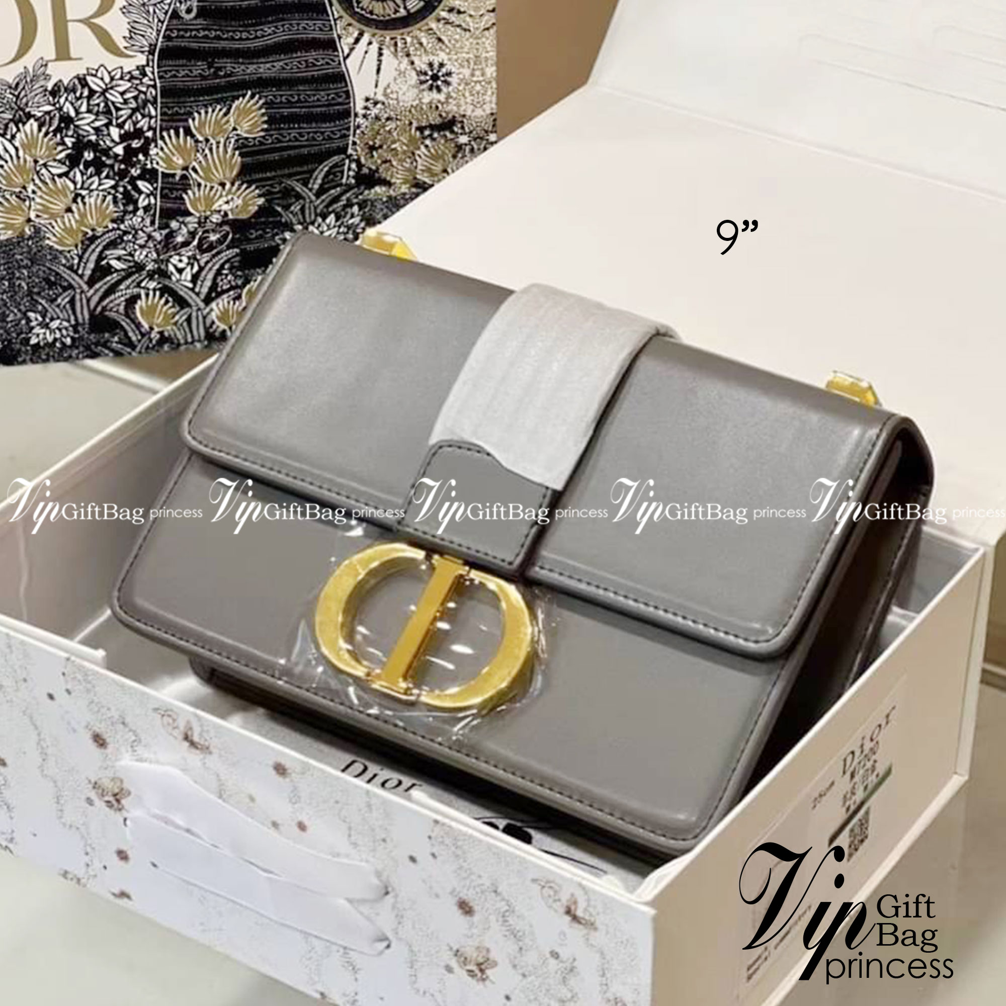 Dior 30 Montaigne Bag 9" รุ่นหนังเรียบ กระเป๋าสะพายดิออร์ เอกลักษณ์ของความหรู น้ำหนักเบา ไอเท็มหายาก!! Best seller!! ยกให้น้องเลย!! ดีไซน์เรียบหรูในความเป็นเอกลักษณ์ ใช้งานง่าย สะดวก ได้ทุกโอกาส แนะนำเป็น everyday bag ติดตัวไว้เลยจ้าสาวๆ พร้อมส่งที่ไ