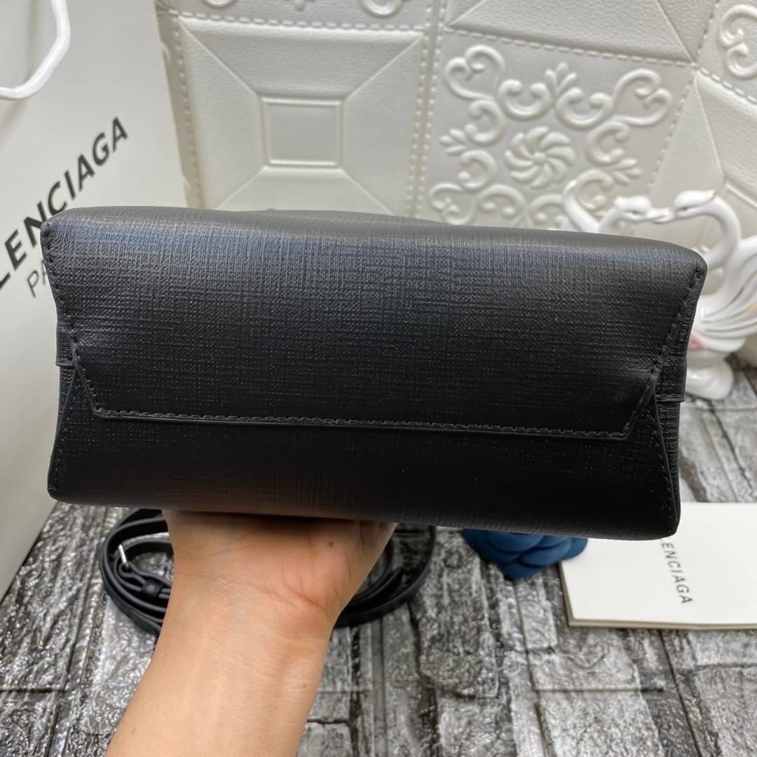 หนังแท้ BALENCIAGA XXS TOTE / Balenciaga shopping tote xxs พกกระเป๋าช้อปปิ้ง ไปทุกที่ในฤดูกาลนี้ ดีไซน์ที่ใช้ได้ทุกวันตั้งแต่หนังแบบมีเท็กซ์เจอร์ ภาพสินค้าถ่ายจากงานขายจริง ใช้งานต่างประเทศได้