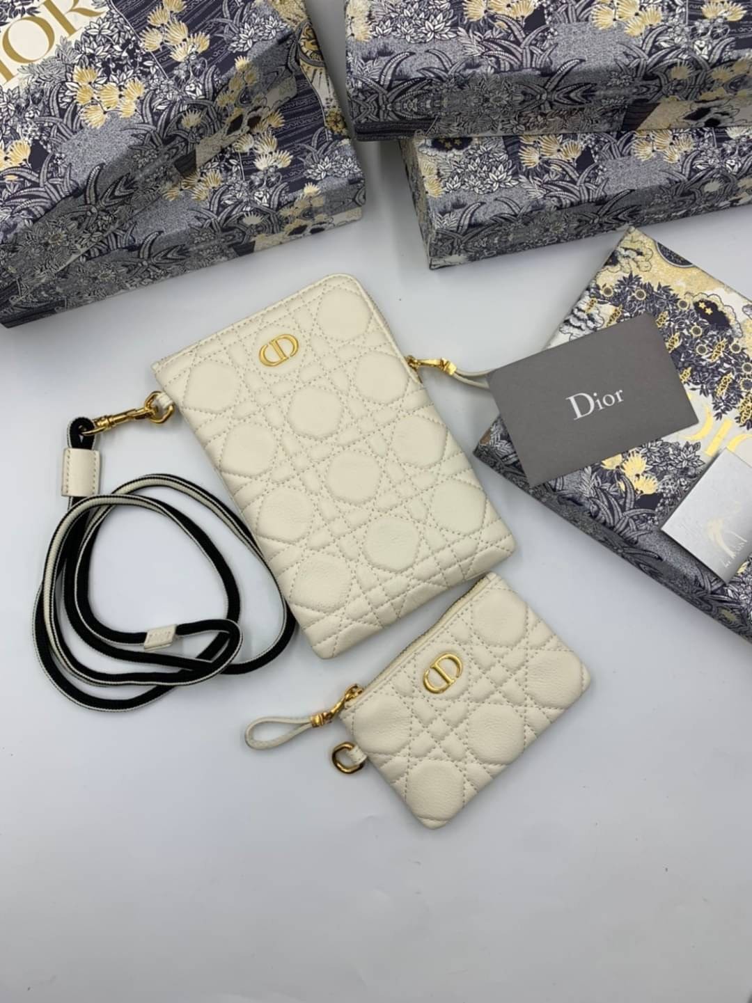 VIP 】CHRISTIAN DIOR PHONE BAG 2 in 1 DOUBLE BAG กระเป๋าเซ็ท 2 ใบ มีสายสะพายข้าง ถอดออกใช้งานได้ ถือว่าคุ้มมากๆเลยค่ะ สามารถใช้งานแยกกันได้ ใส่สายสะพายหรือ ถือได้ วัสดุหนังแท้ สวยงามนุ่มฟู น่ารักมากๆ เลยน้าาา