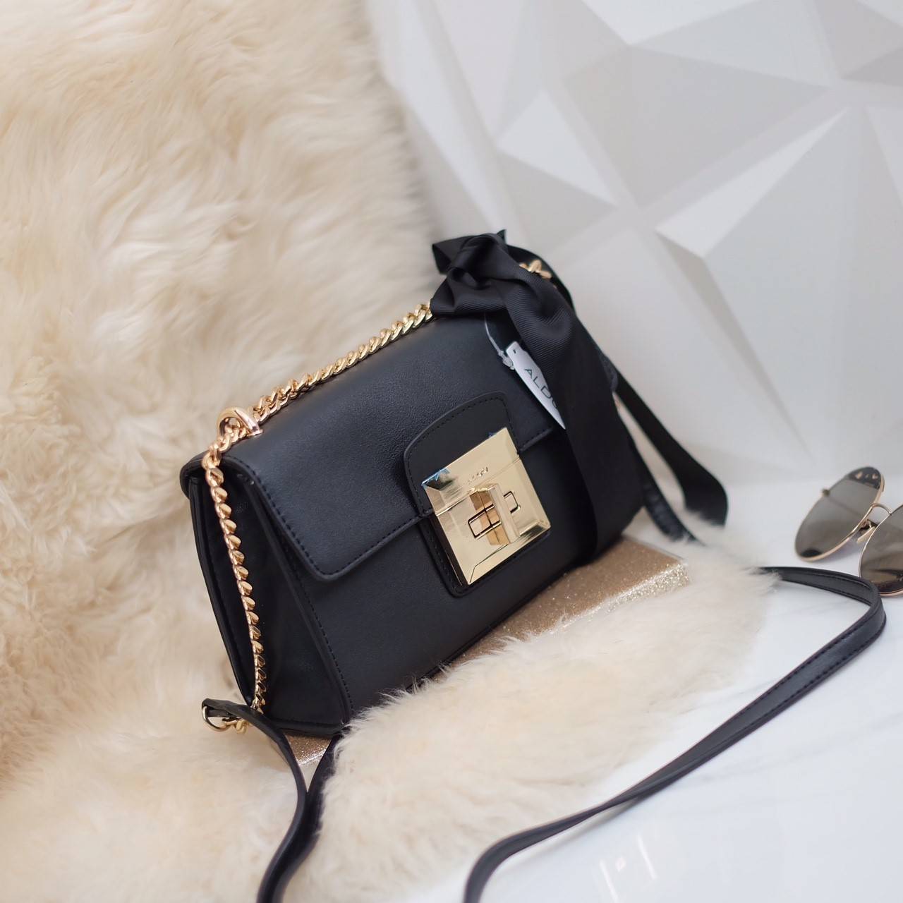 Aldo กระเป๋า สะพาย สวยๆ ขนาดกำลังดี ดีไซน์ หรูหรา ด้านหน้าตัวล็อคทอง Rose gold ดีไซน์สวย เพิ่มความมีสไตล์ให้กับกระเป๋า แถมริ้บบิ้นผูกเพิ่มความน่ารัก (สามารถถอดออกได้) ใบนี้สะพายออกงานสวยเกิดแน่นอนค่ะ รับประกันเลย