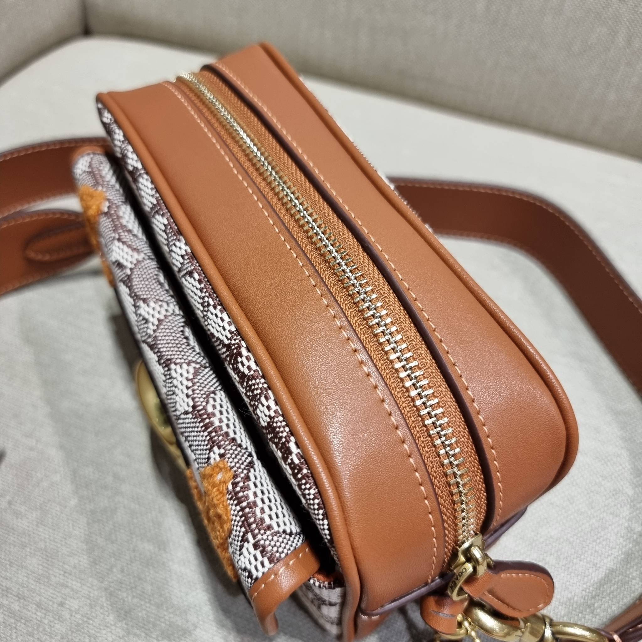 COACH C7764 STUDIO CAMERA BAG 19 IN SIGNATURE TEXTILE JACQUARD WITH CREATURES น้องเล็กใหม่สุดอีกหนึ่ง!! ขนาดเล็กกะทัดรัด มาแบบเลิศๆหรูๆมากแม่ พร้อมเทกเจอร์สุดคิ้วท์!! กระเป๋าสะพายข้างลุคไฮน์ ที่ดีไซน์ออกมาได้ปัง และดูแพงมากๆ ด้วยดีเทลคลาสสิคผสานความเป็นเอ