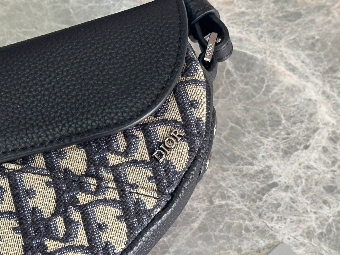 TOP ORI หนังแท้ | DIOR Mini Saddle Oblique jacquard Bag กระเป๋าสะพาย/คาดอกดีไซน์ไอคอนิกด้วยรูปทรงที่ทันสมัย รังสรรค์ขึ้นจากผ้าแจ็กการ์ดลาย สีเบจและสีดำ โดดเด่นด้วยฝาพับแม่เหล็กที่ทำจากหนังแท้ลายเกรนสีดํา เอกลักษณ์ของความหรู ไฮคลาสอย่างลงตัว