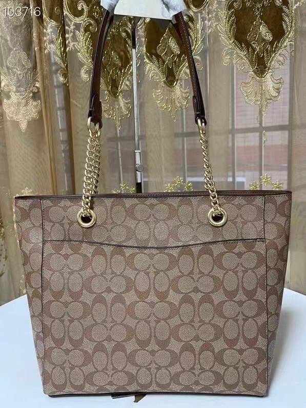 COACH Tote in Signature Canvas Bag กระเป๋าสะพายทรงช้อปปิ้ง สายกระเป๋าเป็นหนังสลับโซ่ทองสวยงาม เพิ่มความหรูหรา ภายในโล่งกว้างใส่ของได้เยอะมาก วัสดุ Canvas เคลือบลายซิกเนเจอร์และหนัง พร้อมซิปกลางเก็บของได้มิดชิดเลยค่ะ มี 3 สี น้ำตาล ดำ ขาว